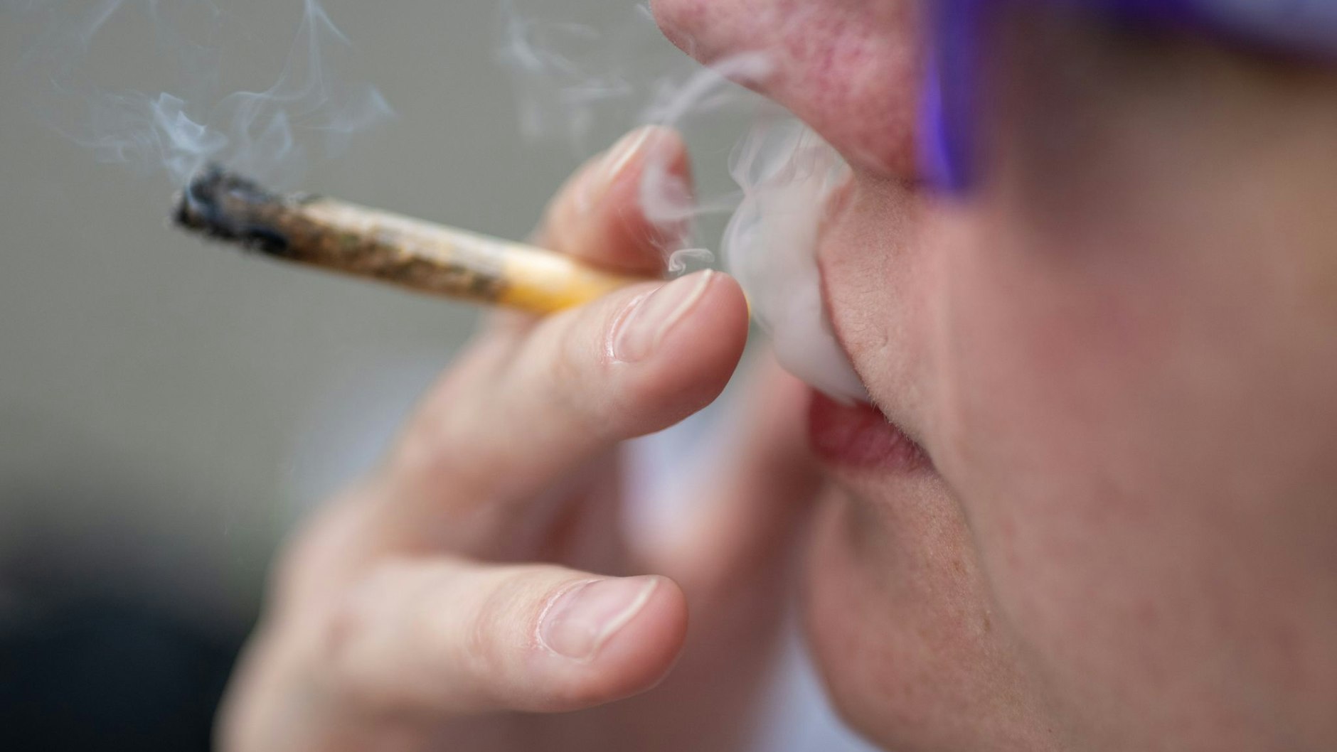 Seit April 2024 sind der Besitz von 50 Gramm Cannabis und der Konsum legal. Aber: Gilt das auch für Menschen, die im Gefängnis sitzen?