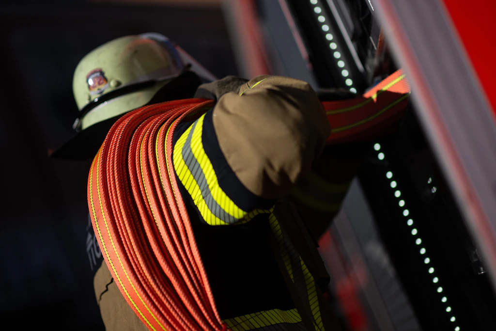 Feuerwehreinsatz in Lichtenberg: Künstleratelier in Brand – ein Mensch verletzt