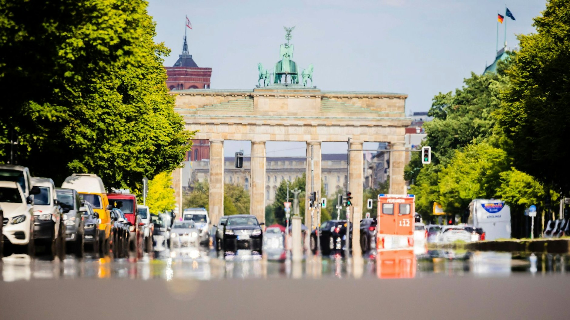 Am Wochenende wird es auch in Berlin richtig heiß. Deutschland steht vor den ersten heftigen Sommertagen des Jahres - bis zu 37 Grad sollen es werden!