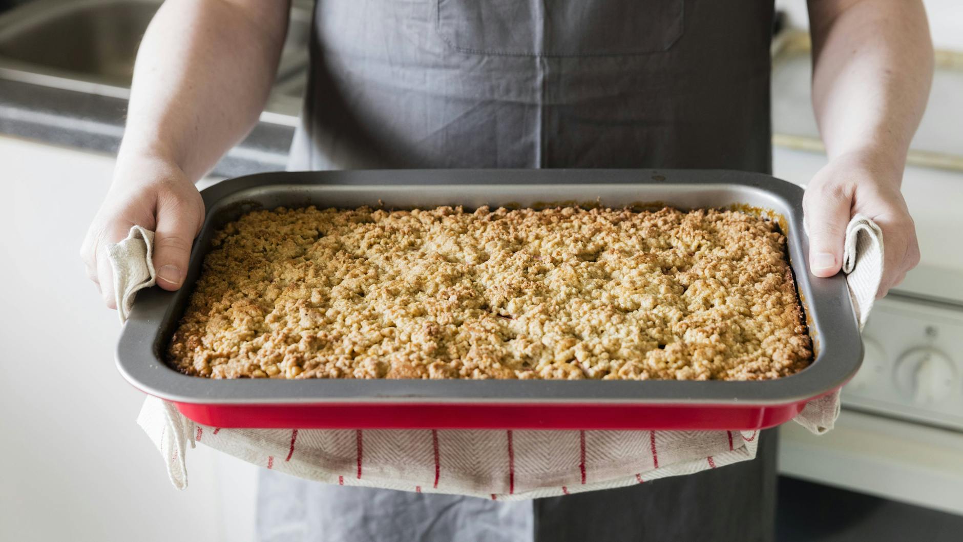 Streuselkuchen geht einfach immer! Wenn Sie eine besonders einfache Variante suchen, ist der 250er-Kuchen aus Thüringen vielleicht das richtige Rezept für Sie. Probieren Sie es aus!
