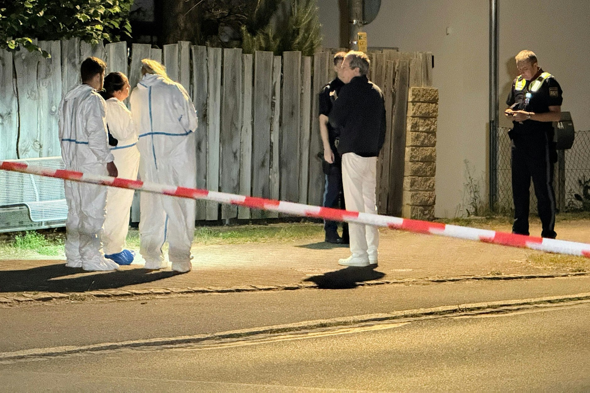 Ermittler der Polizei sicherten in Ramsberg in Bayern Spuren. Eine 19-Jährige hatte hier kurz zur mit einem Messer einen 15-Jährigen getötet.