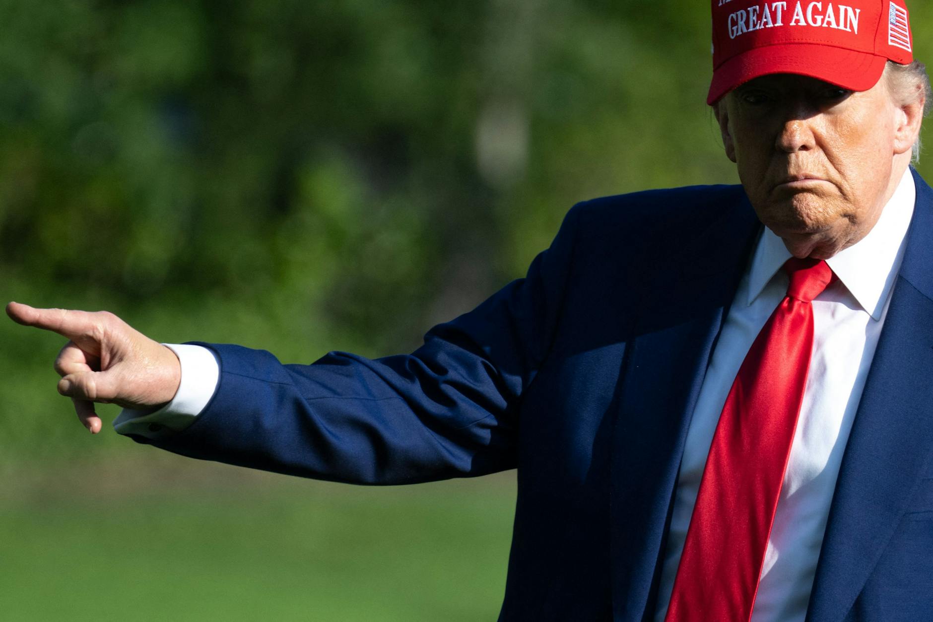 Donald Trump przed Białym Domem, tuż przed ogłoszeniem ataku na Iran.
