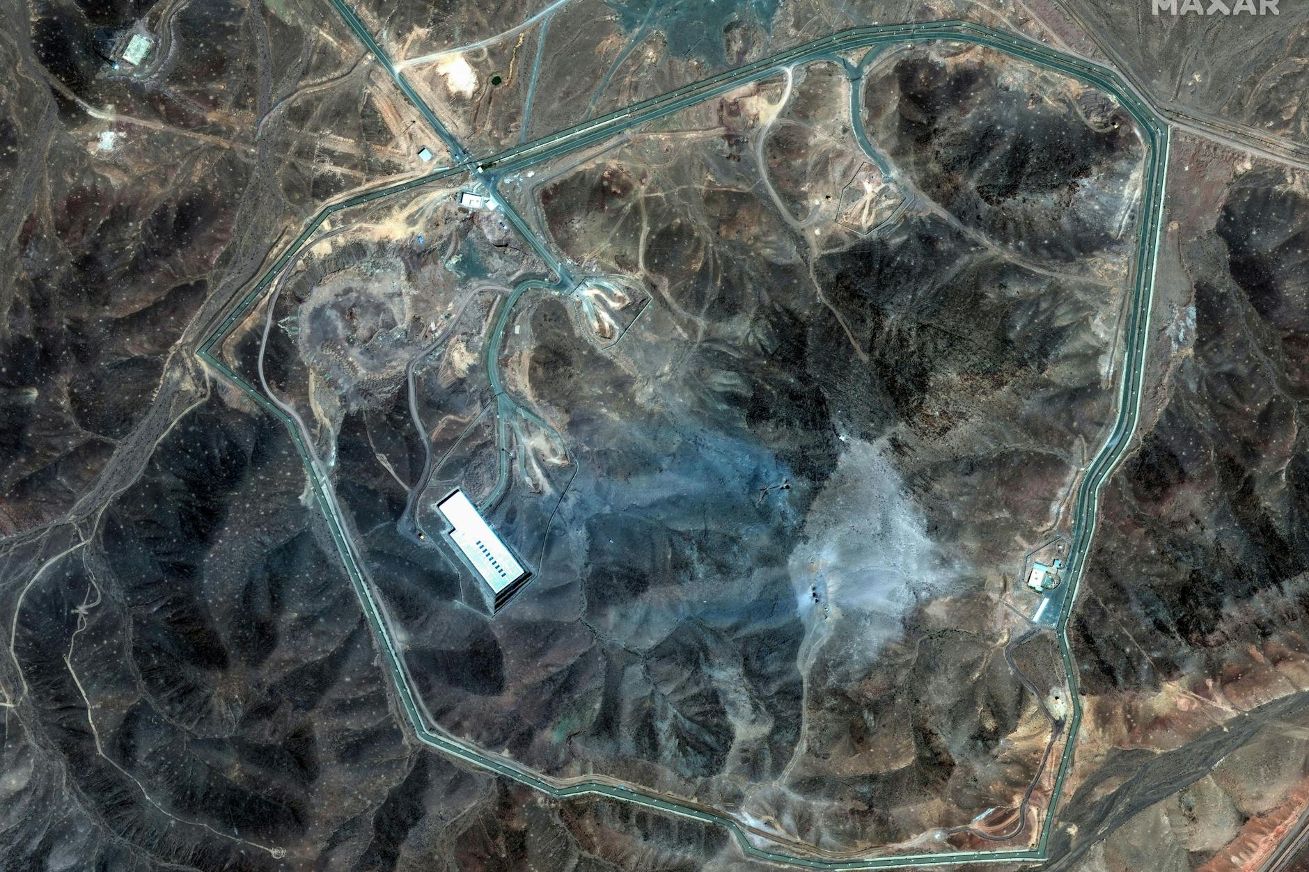 Iran, Fordo: Dieses von Maxar Technologies zur Verfügung gestellte Satellitenbild zeigt die Schäden an der Anreicherungsanlage Fordo im Iran nach den US-Angriffen am 22. Juni 2025.