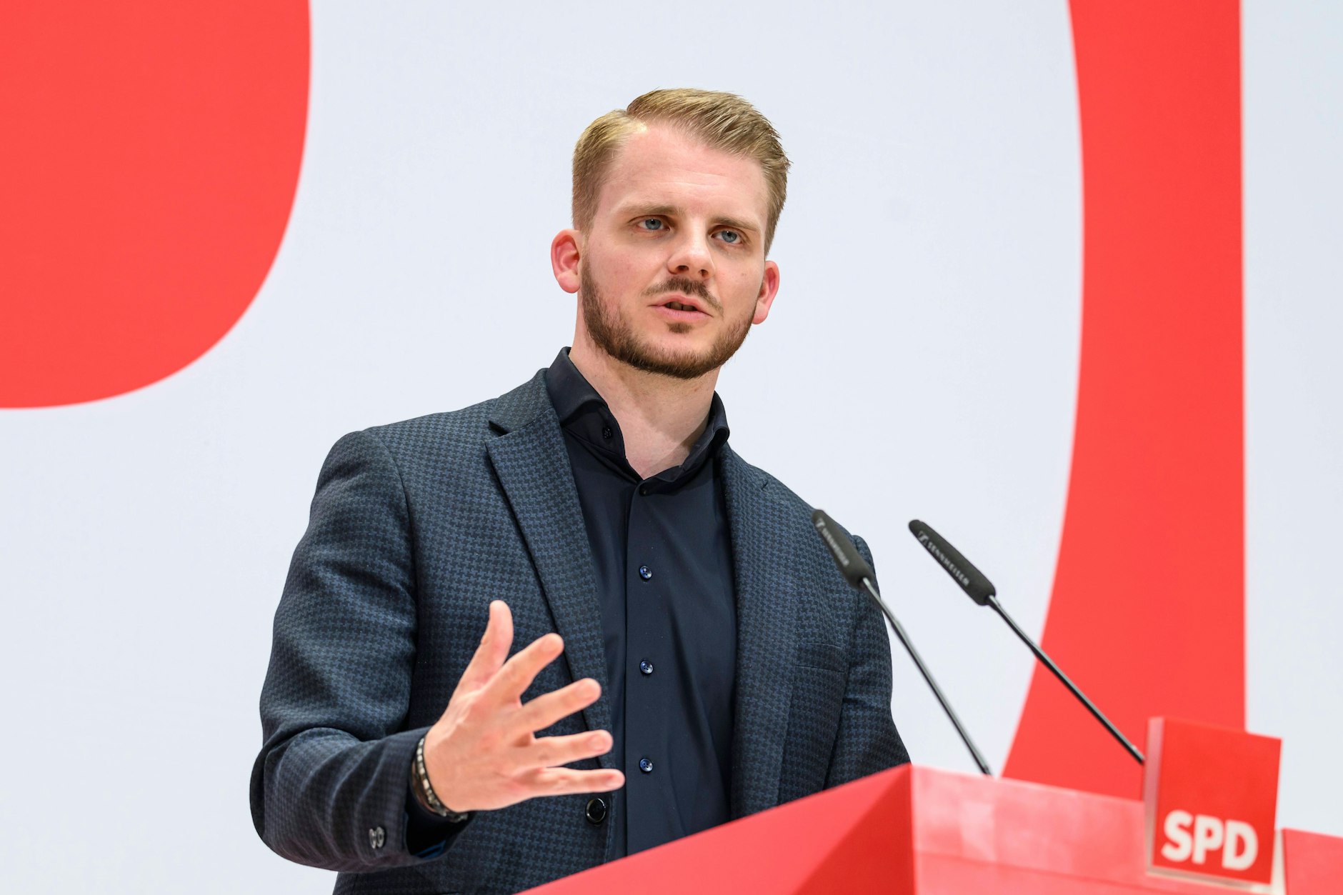 SPD-Politiker Tim Klüssendorf spricht sich dafür aus, dass die Beiträge für die Krankenkasse bei Gutverdienern angehoben werden.