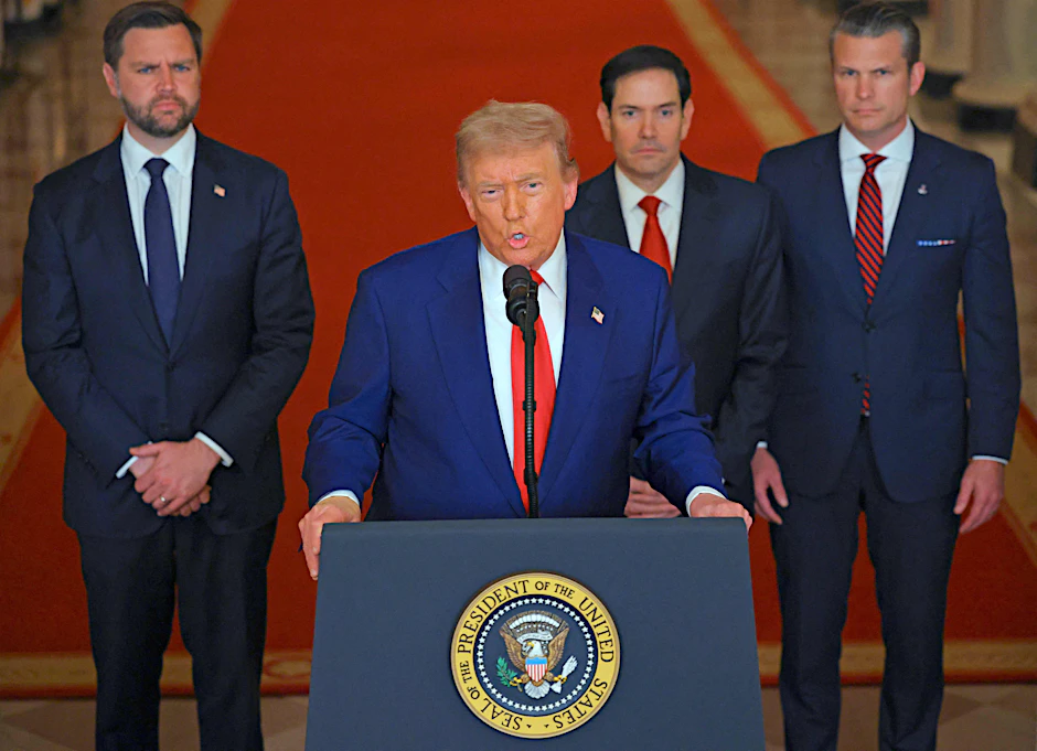 US-Präsident Donald Trump, hinter ihm Vizepräsident JD Vance, Außenminister Marco Rubio und Verteidigungsminister Pete Hegseth.