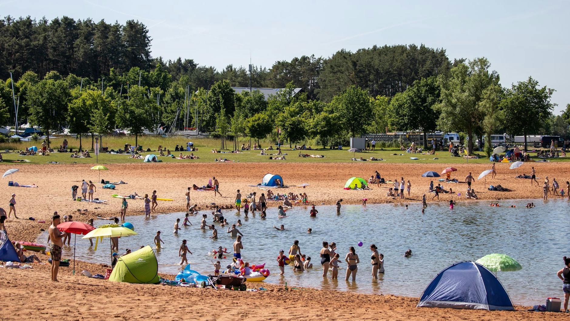Der Große Brombachsee ist eigentlich ein beliebter Badesee - doch hier kam es am Samstagabend zu einer folgenschweren Auseinandersetzung. Ein 15-Jähriger wurde mit einem Messer erstochen.