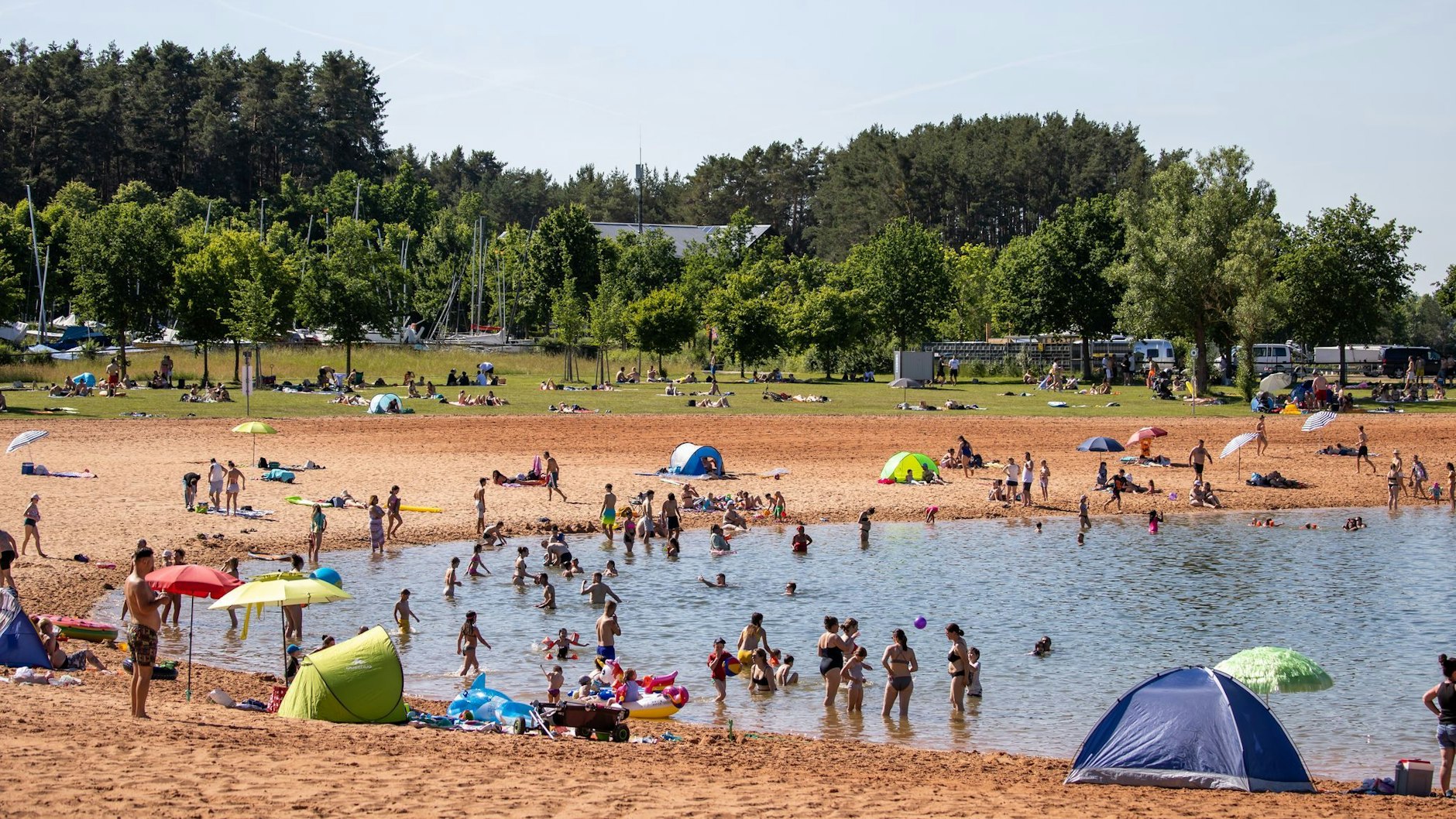 Der Große Brombachsee ist eigentlich ein beliebter Badesee - doch hier kam es am Samstagabend zu einer folgenschweren Auseinandersetzung. Ein 15-Jähriger wurde mit einem Messer erstochen.