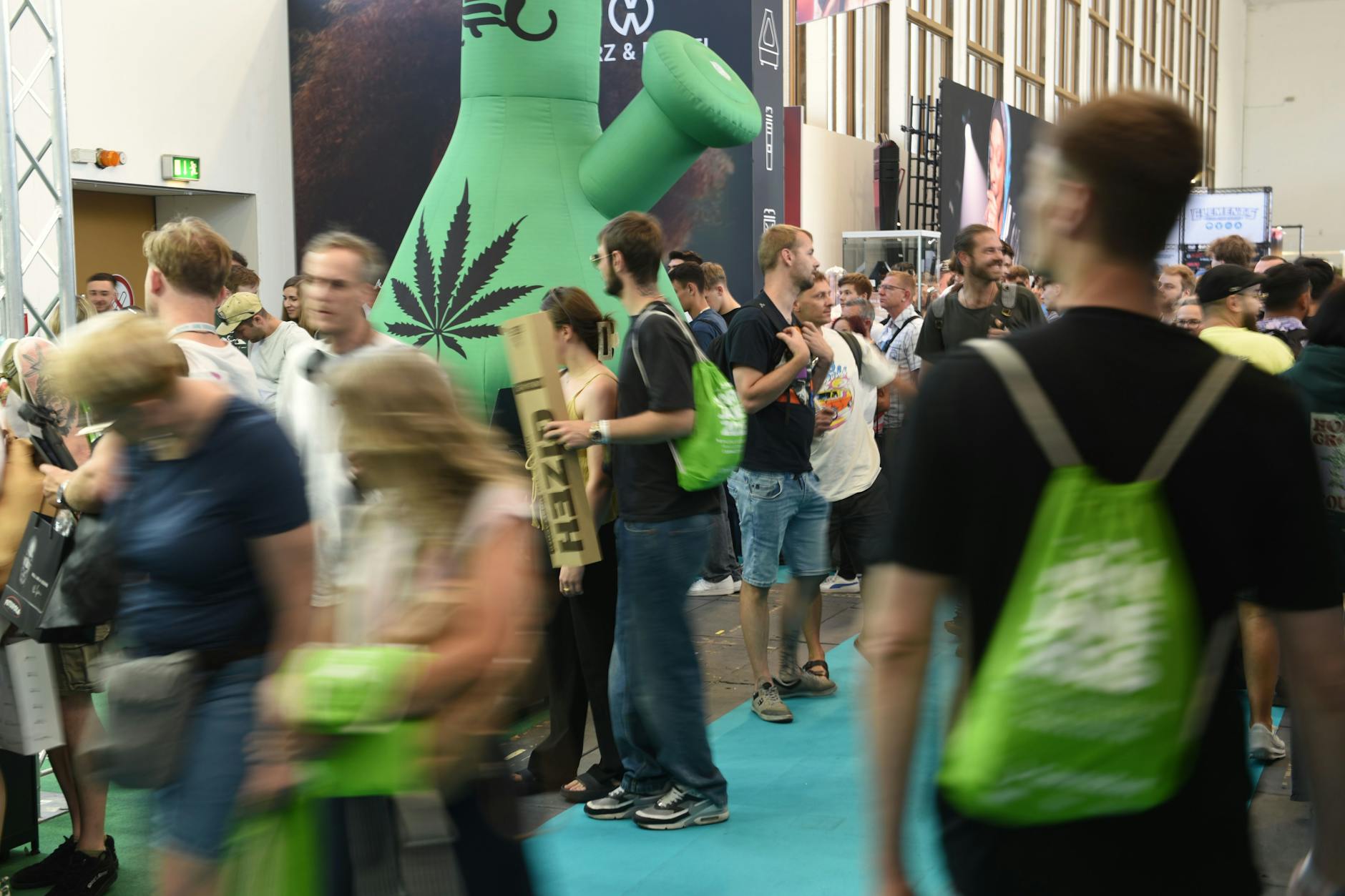Besucher der Berliner Cannabis-Messe Mary Jane.