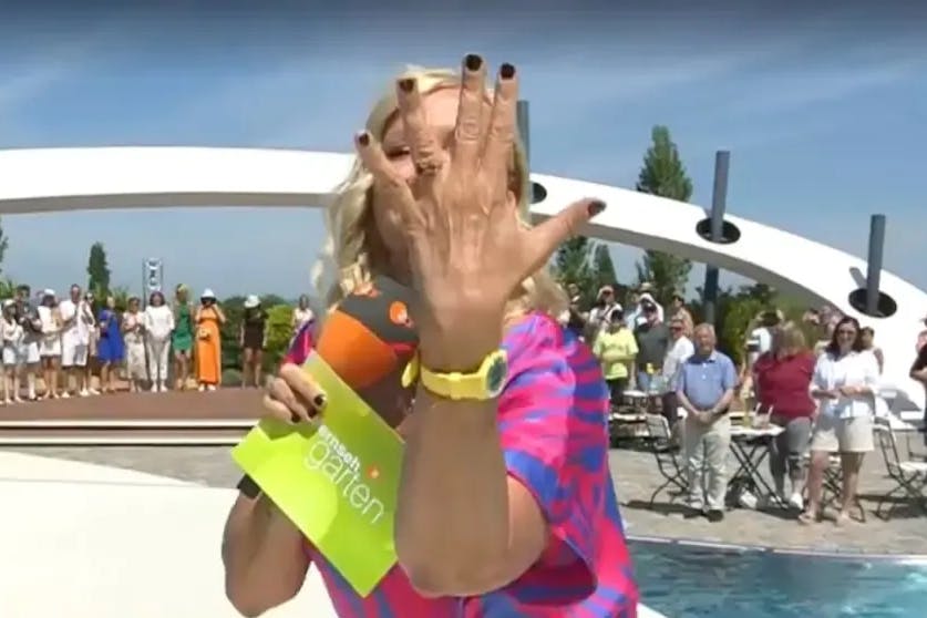 Andreas Kiwi zeigt den Ring zum Start der ZDF-Fernsehgarten-Show.