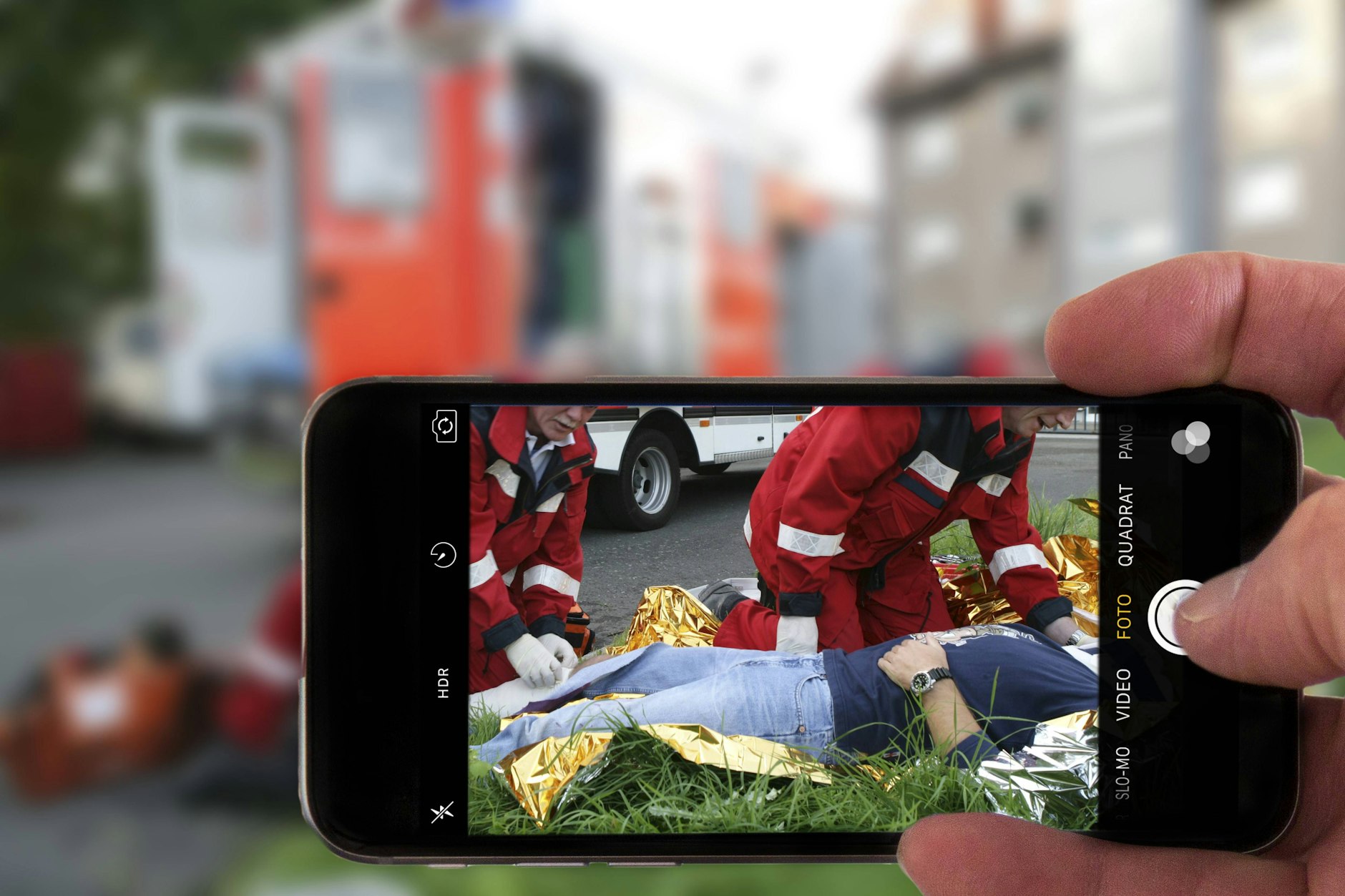 Wer einen Unfall fotografiert oder filmt, begeht eine Straftat.