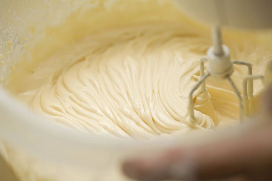 Die wichtigste Zutat für die Schaumtorte ist leckere Vanillecreme. Sie wird auf eine Schicht Butterkekse gestrichen und mit Schokoraspeln verziert. Das ganze Rezept lesen Sie unten.