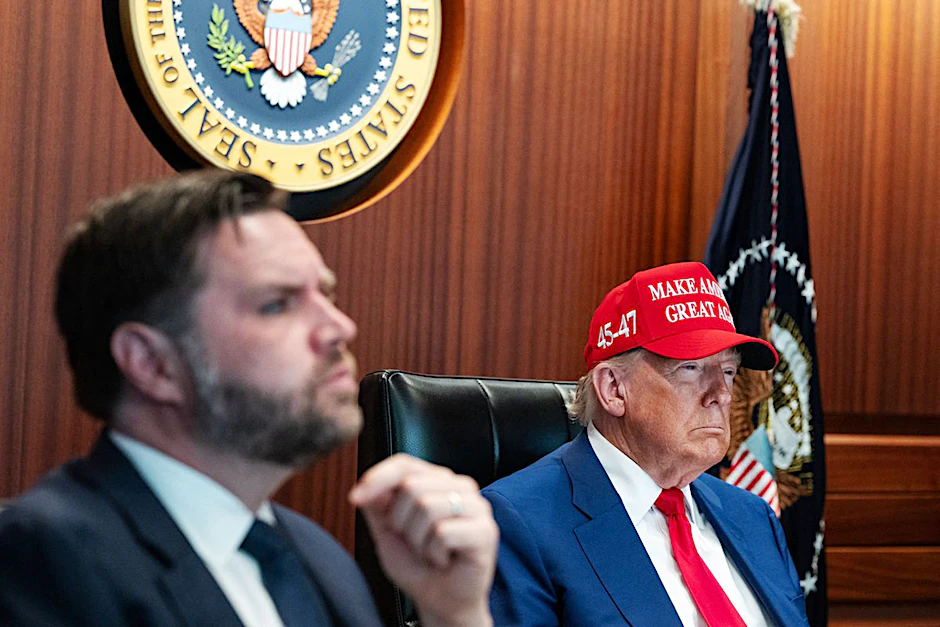 US-Präsident Donald Trump (r) and sein Vize JD Vance im Lageraum des Weißen Hauses in der Nacht zum Sonntag.
