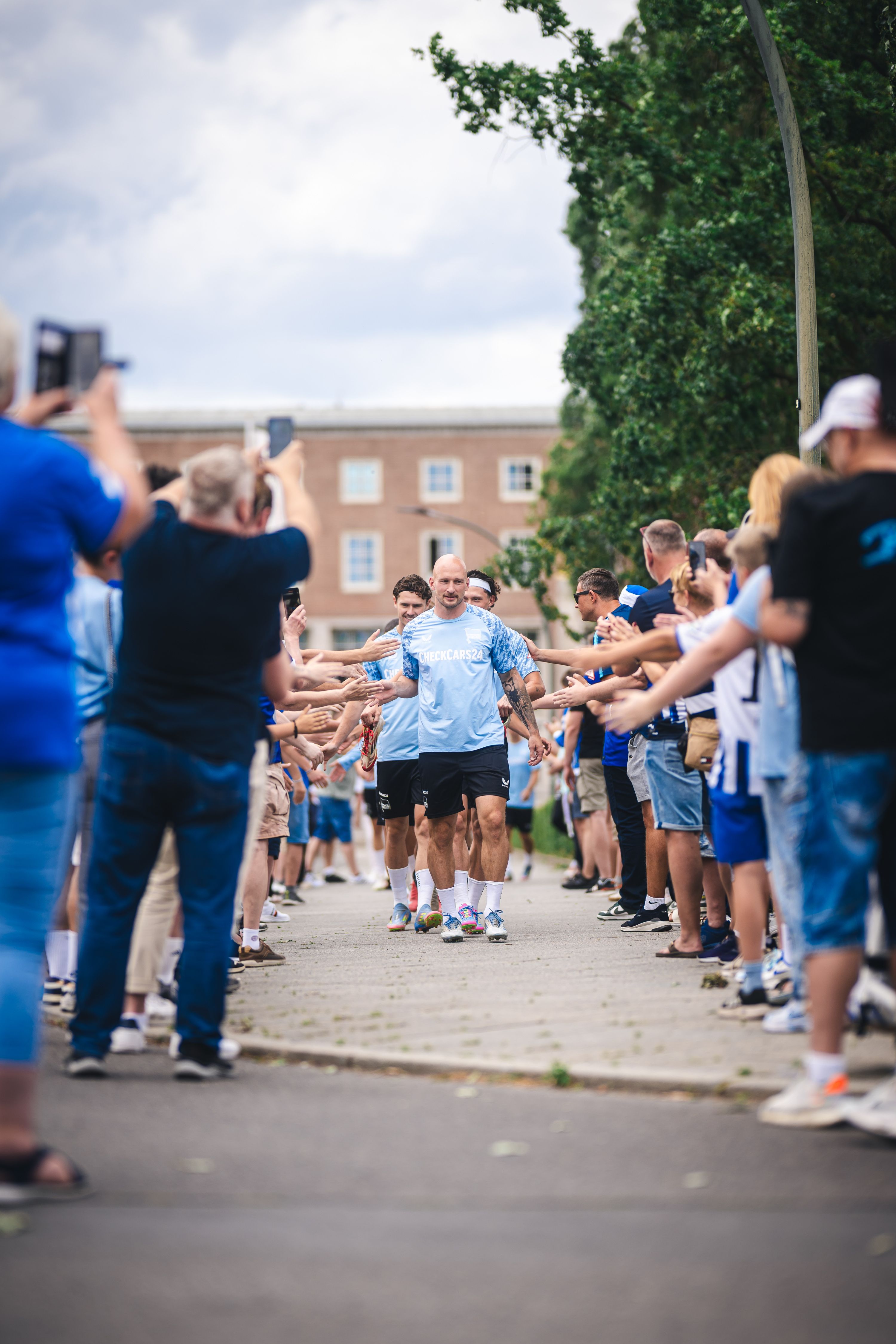 Hertha-Fans üben den Wir-Spalier der blau-weißen Hoffnung