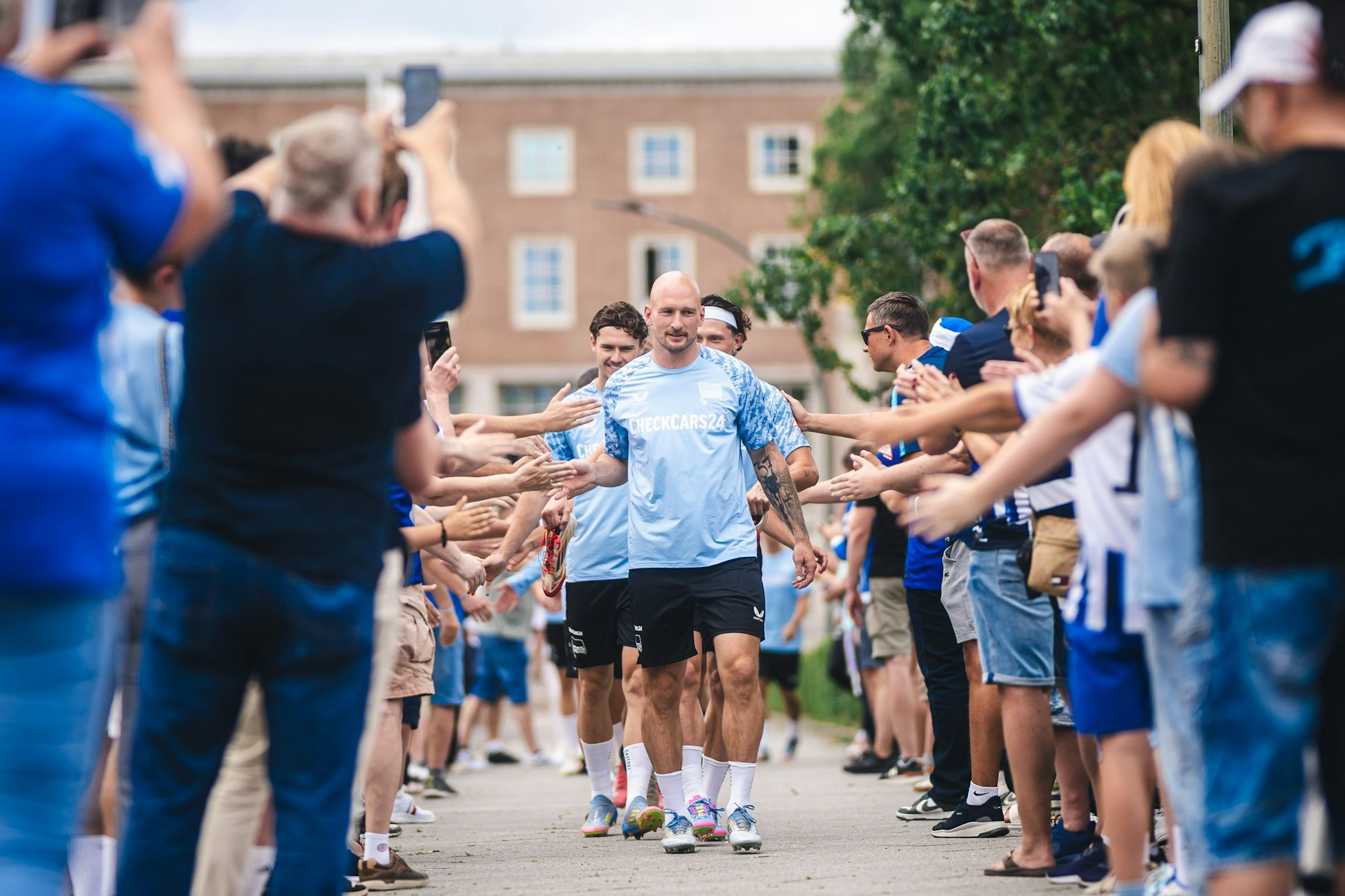 Ein herzlicher Empfang! Herthas Fans standen für die blau-weißen Profis beim Trainingsauftakt Spalier.