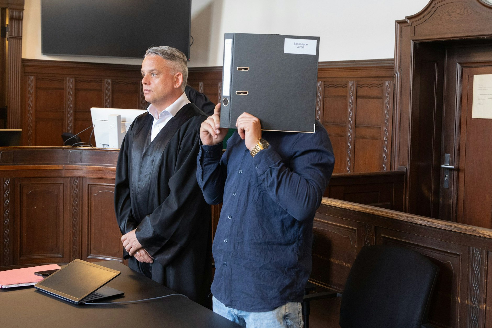 Der Angeklagte Justin Z. mit seinem Verteidiger vor Gericht. Ihm drohen mindestens fünf Jahre Gefägnis, weil er zwei Fans des 1. FC Uniion mit einem Messer überfallen haben soll.