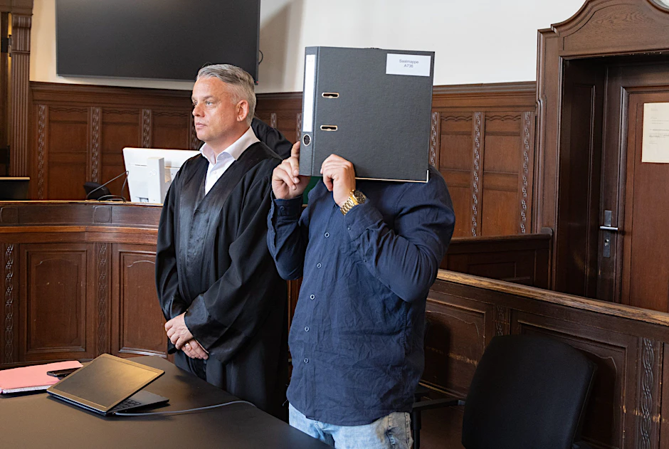 Der Angeklagte Justin Z. mit seinem Verteidiger vor Gericht. Ihm drohen mindestens fünf Jahre Gefägnis, weil er zwei Fans des 1. FC Uniion mit einem Messer überfallen haben soll.