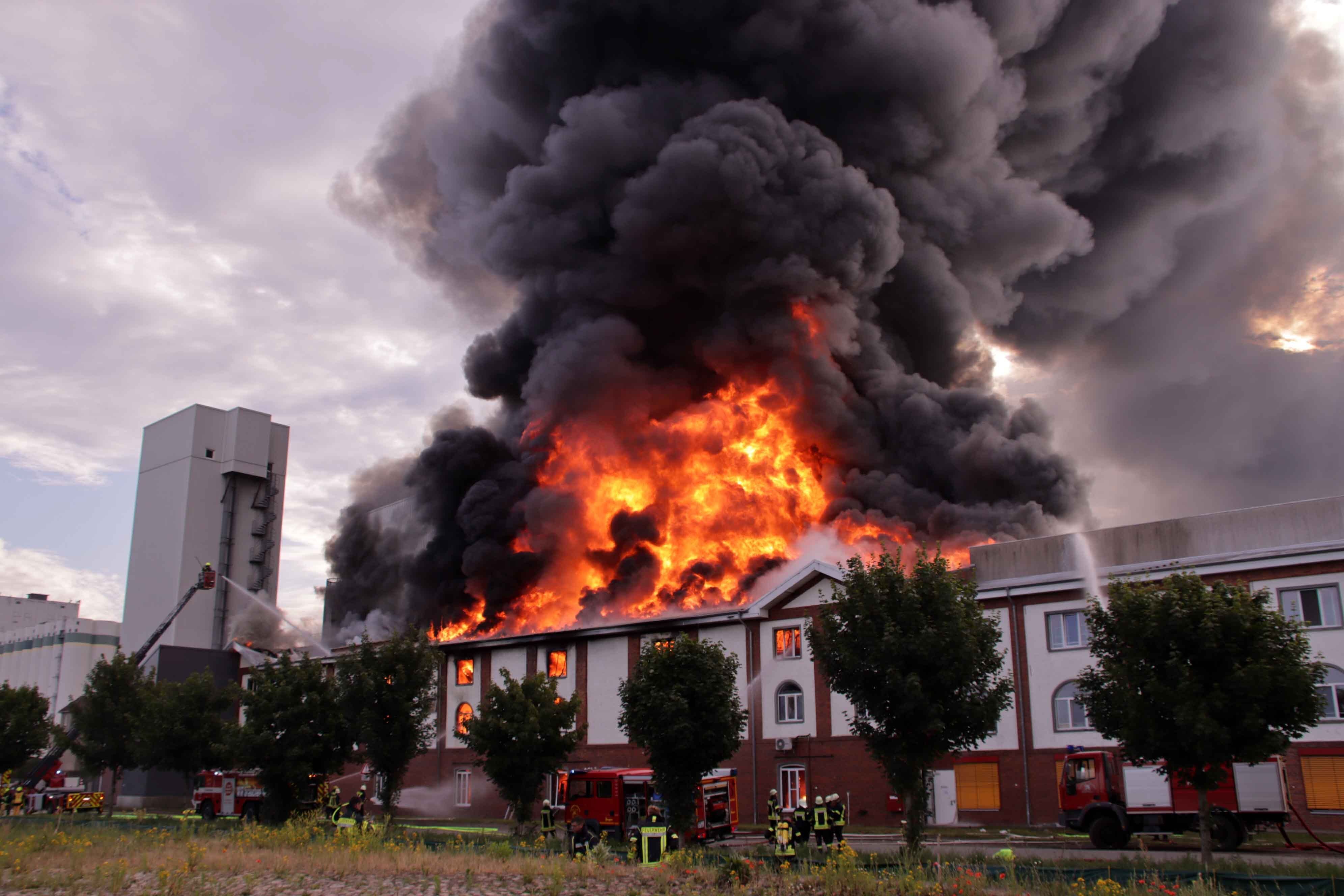 Flammendes Inferno: Haferflocken-Fabrik brennt ab – zwei Verletzte