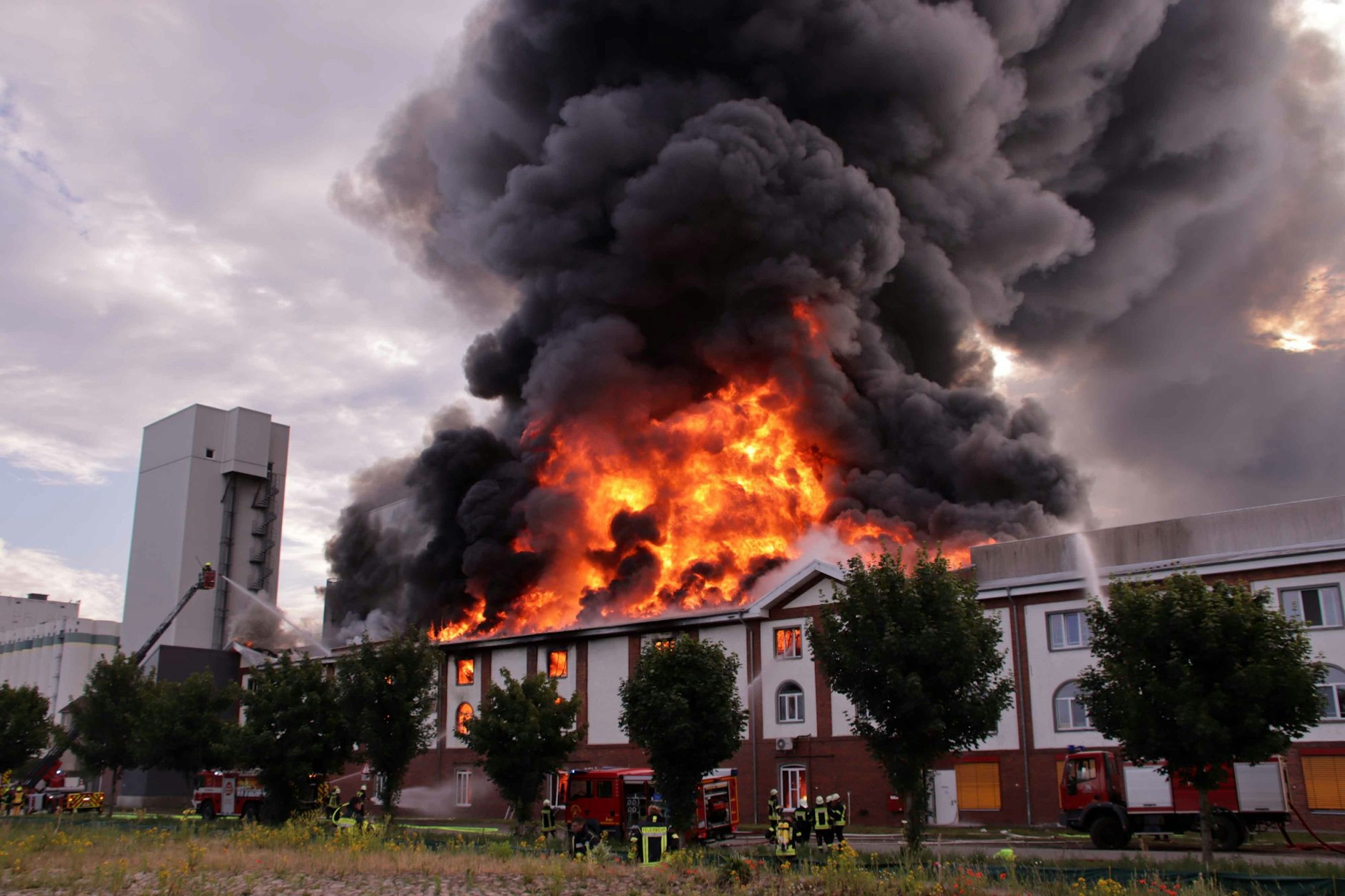 Die Flammen sind kilometerweit zu sehen: In einer Haferflocken-Fabrik in Karstädt (Prignitz) ist ein Großbrand ausgebrochen. 