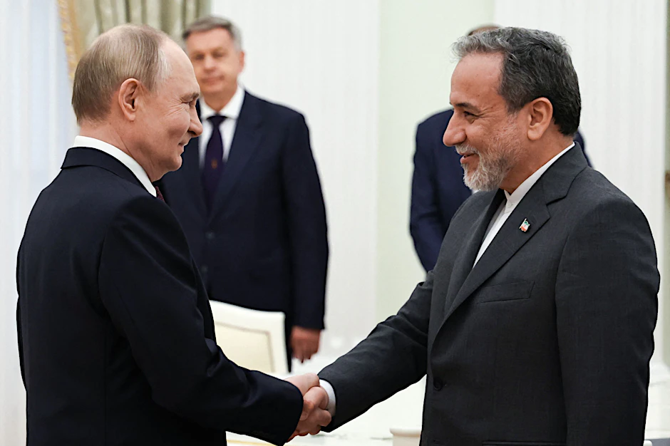 Russlands Präsident Wladimir Putin und der iranische Außenminister Abbas Araghtschi bei einem Treffen am Montag.