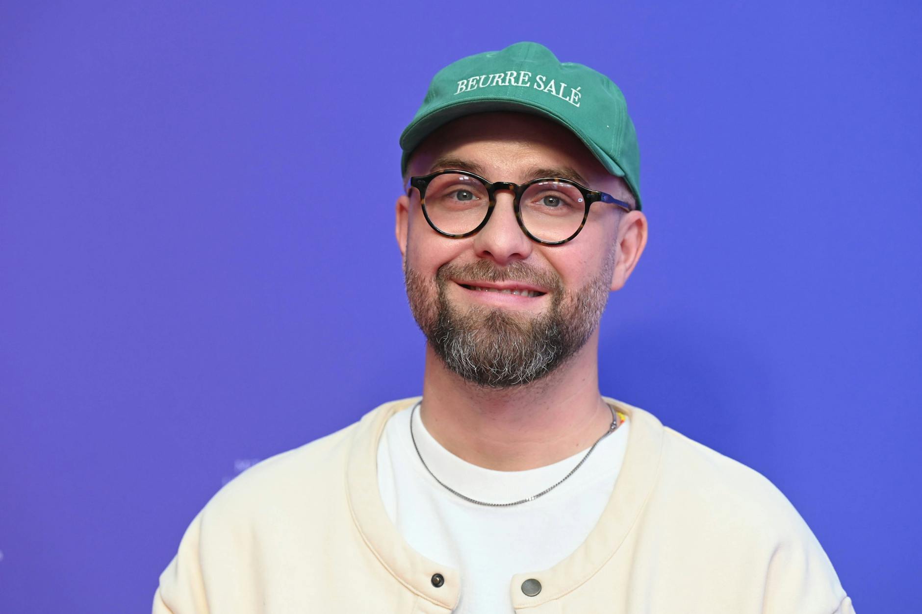 Basecap und Slim-Fit-Bomber ade! Mark Forster hat modisch eine 180-Grad-Wende hingelegt.