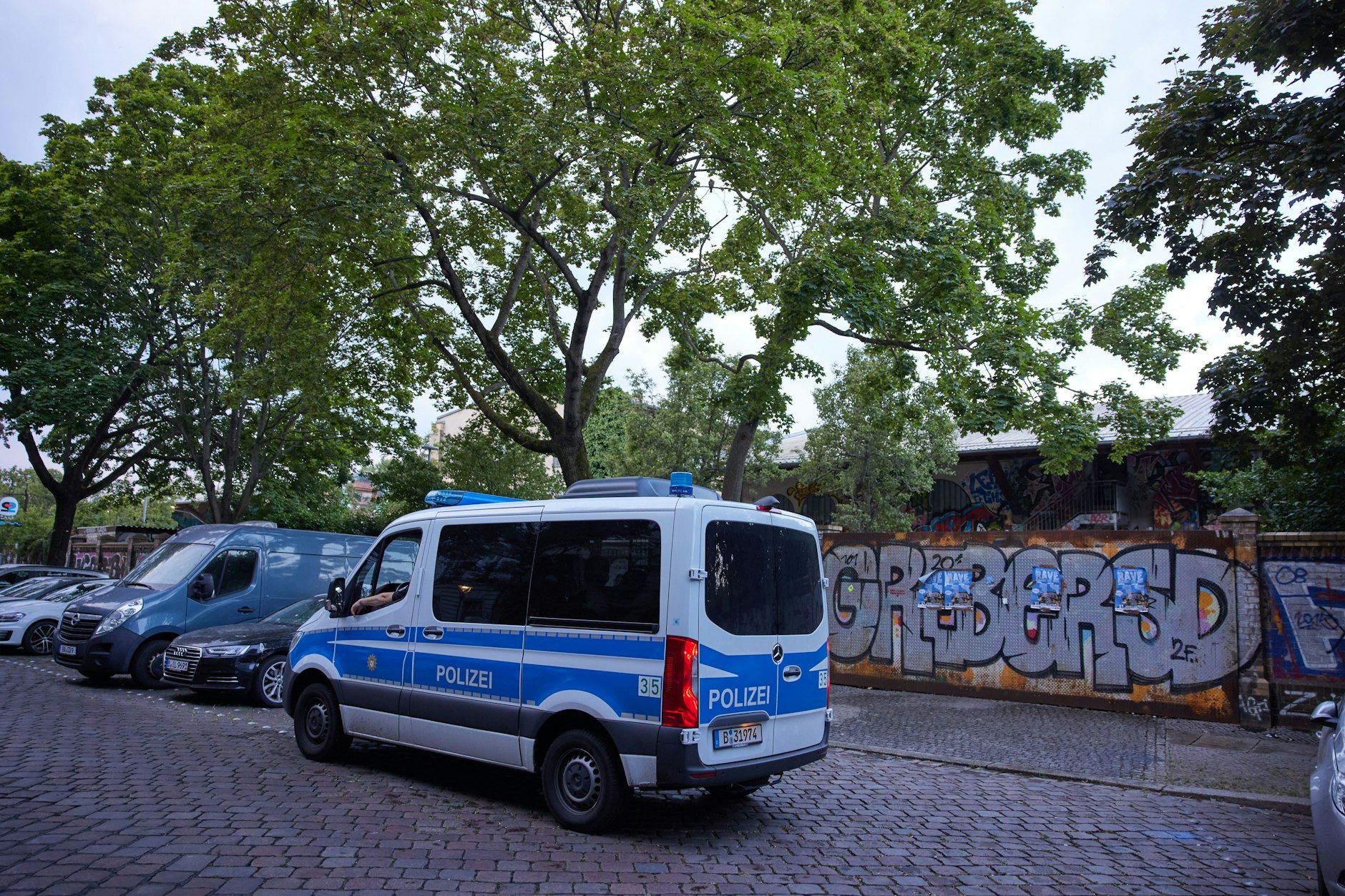 Polizeieinsatz am Görlitzer Park. Ab heute soll die Baustelle für den geplanten Zaun am Görlitzer Park eingerichtet werden.