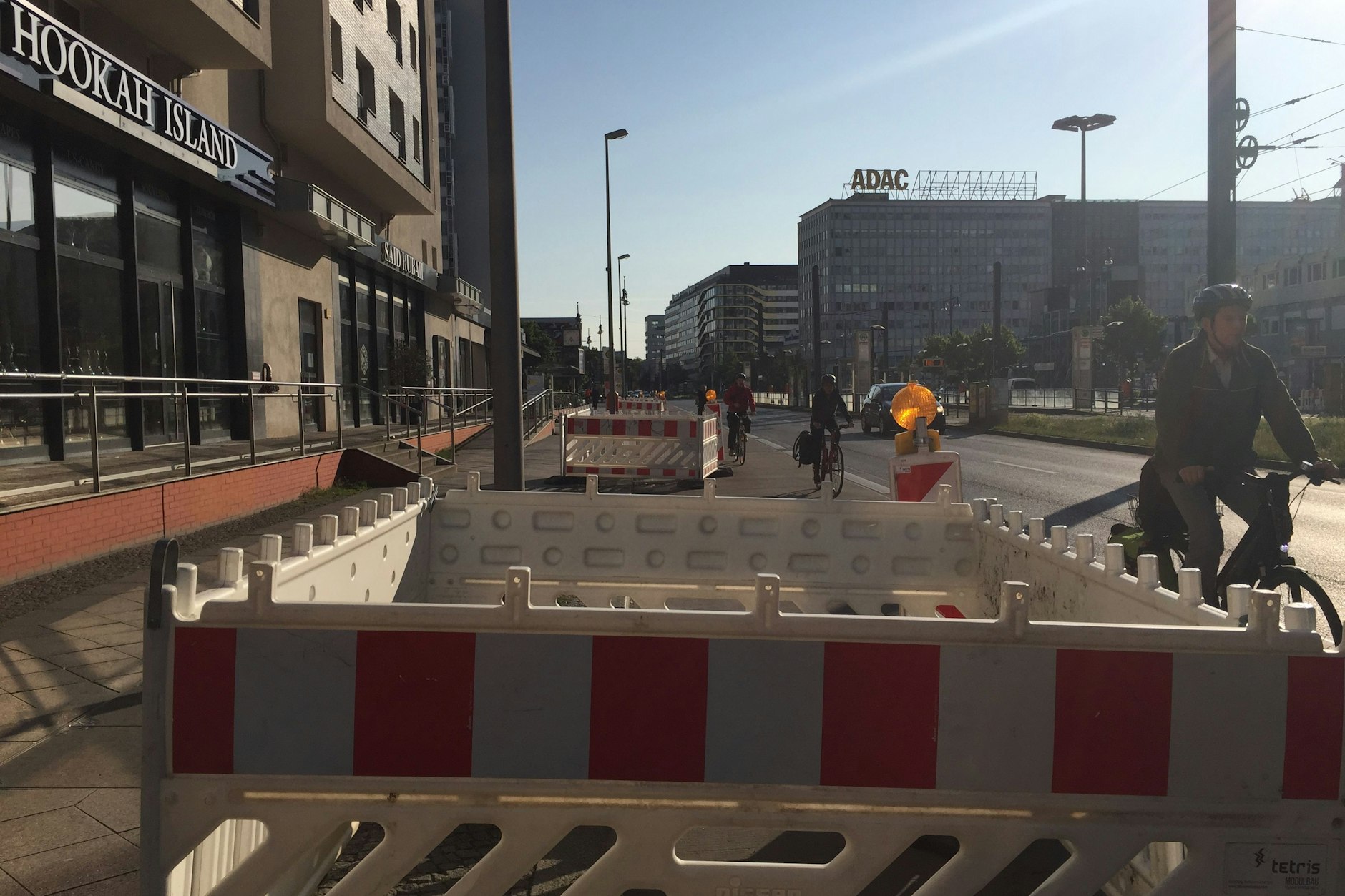 Die Gullys in der Karl-Liebknecht-Straße sind bereits abgesperrt.