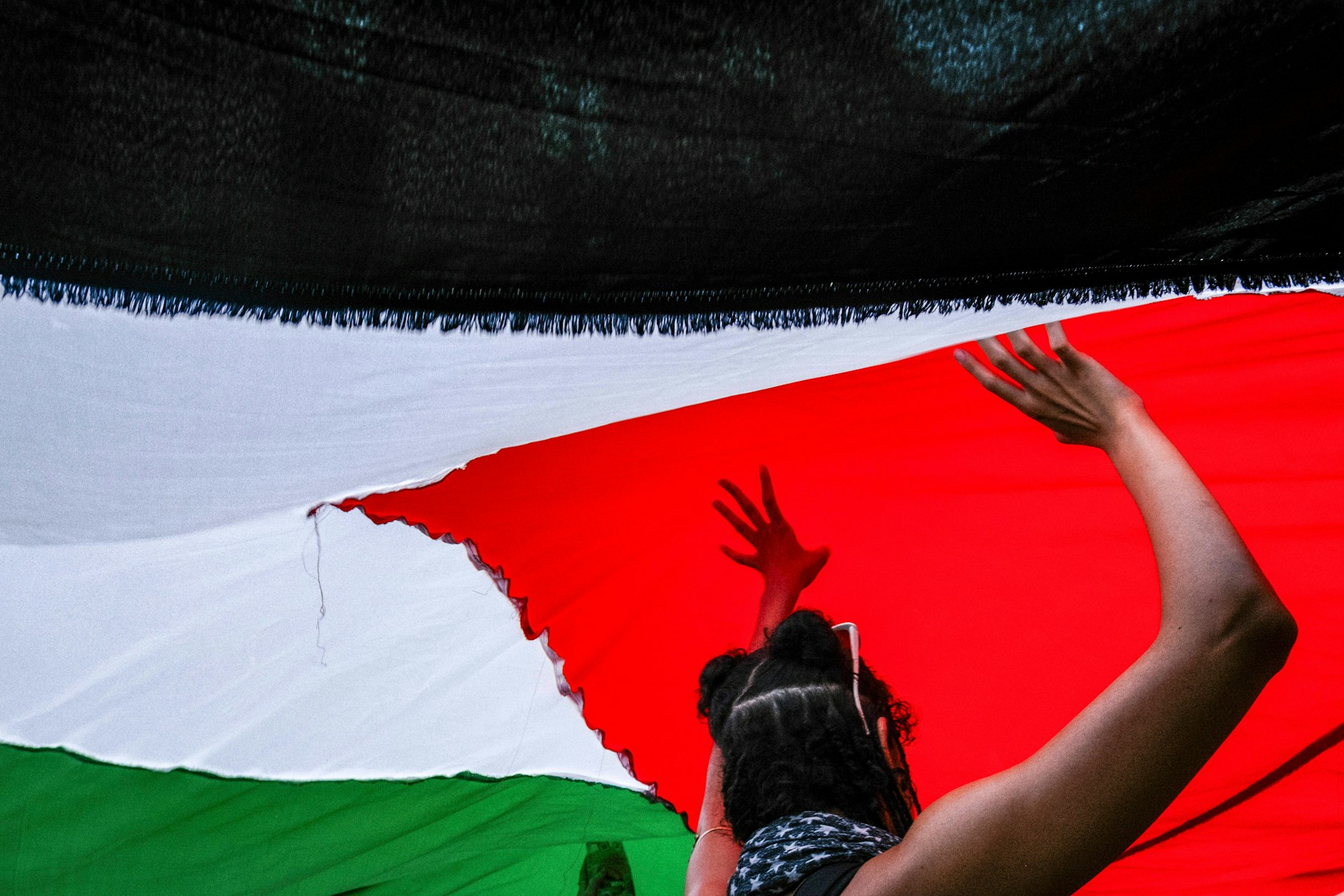Eine Frau hält bei der „United4Gaza“-Großdemonstration am Sonnabend eine palästinensische Flagge.