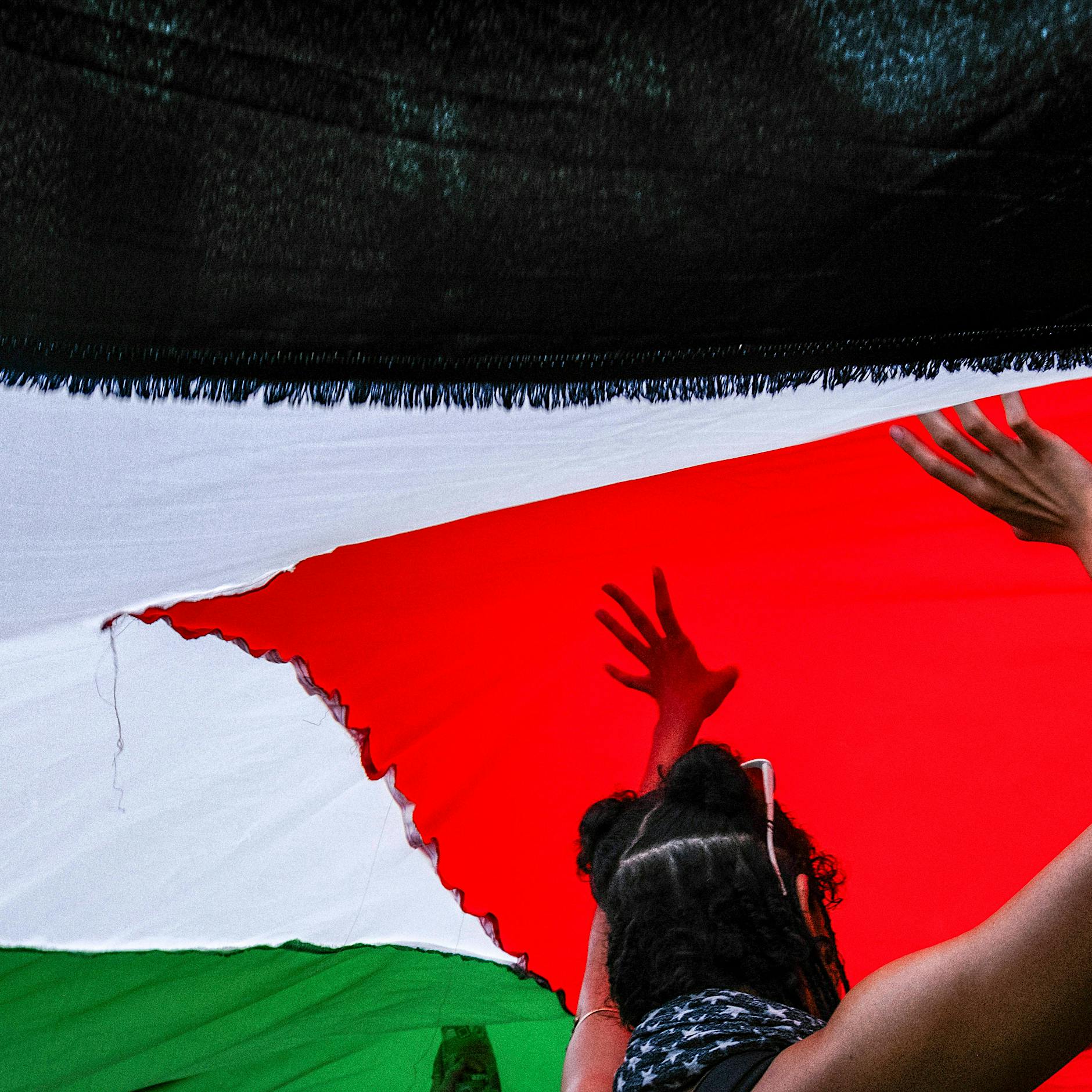 „Abgründe“ auf Gaza-Großdemo: Taliban-Flagge weht vor dem Reichstag