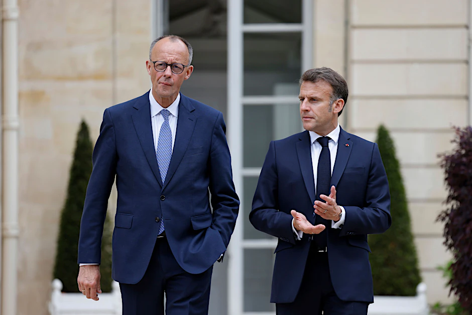 Der deutsche Bundeskanzler Friedrich Merz hört dem französischen Präsidenten Emmanuel Macron im Garten des Elysee-Palastes in Paris zu.