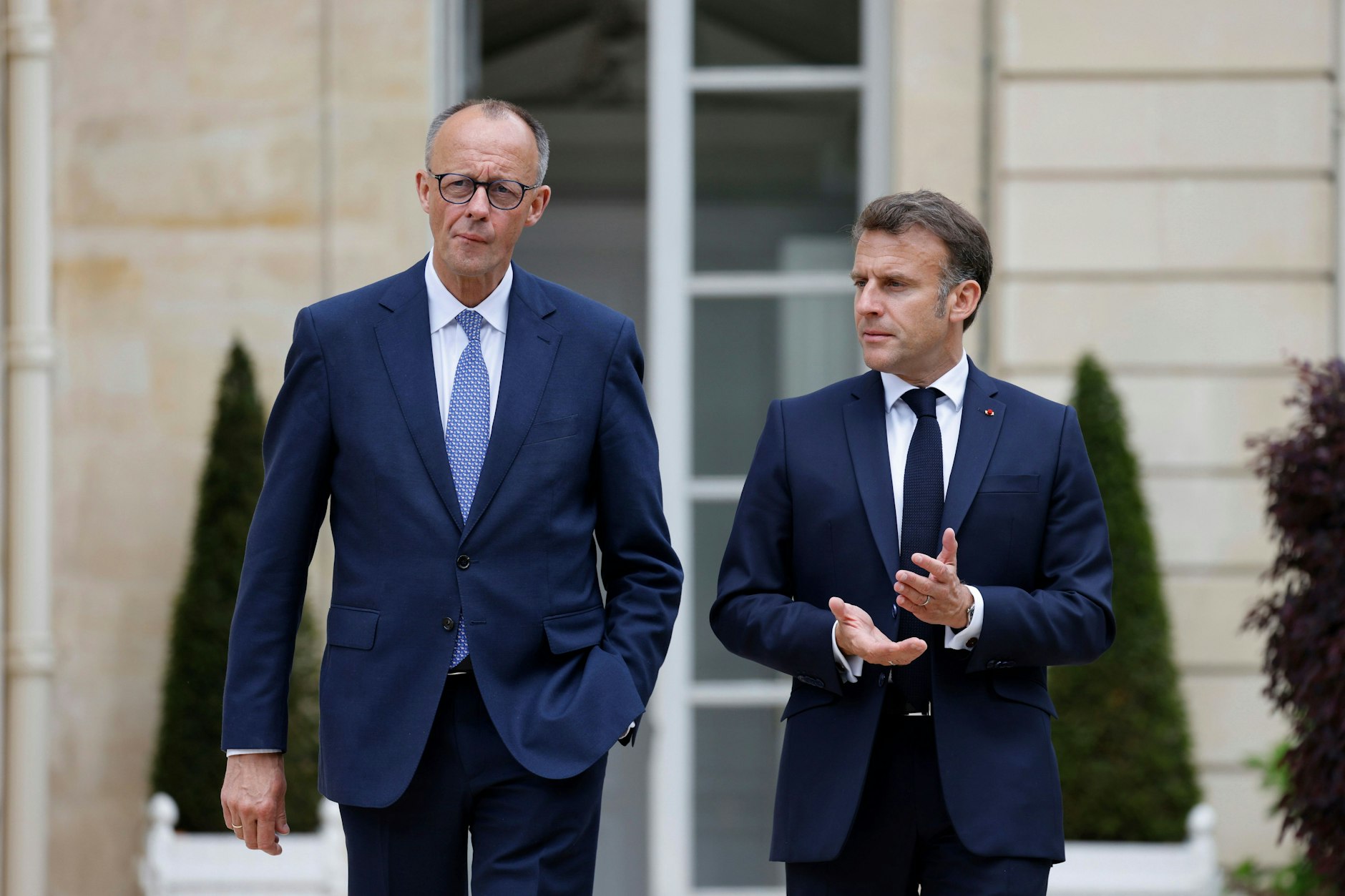 Der deutsche Bundeskanzler Friedrich Merz hört dem französischen Präsidenten Emmanuel Macron im Garten des Elysee-Palastes in Paris zu.
