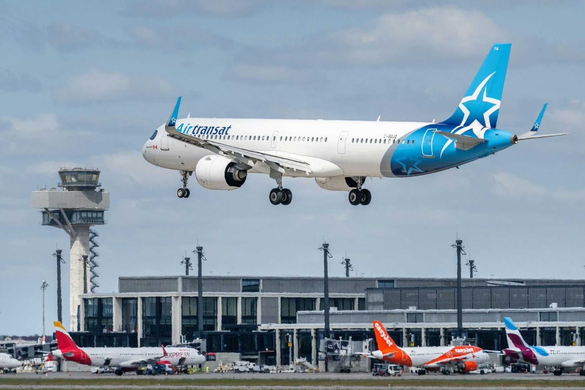 Neue Airline am BER: Zwischen BER und Toronto setzt die kanadische Fluggesellschaft Air Transat den treibstoffeffizienten Airbus A321LR (Long Range) ein. Die Flugzeuge bieten Platz für 199 Passagiere.
