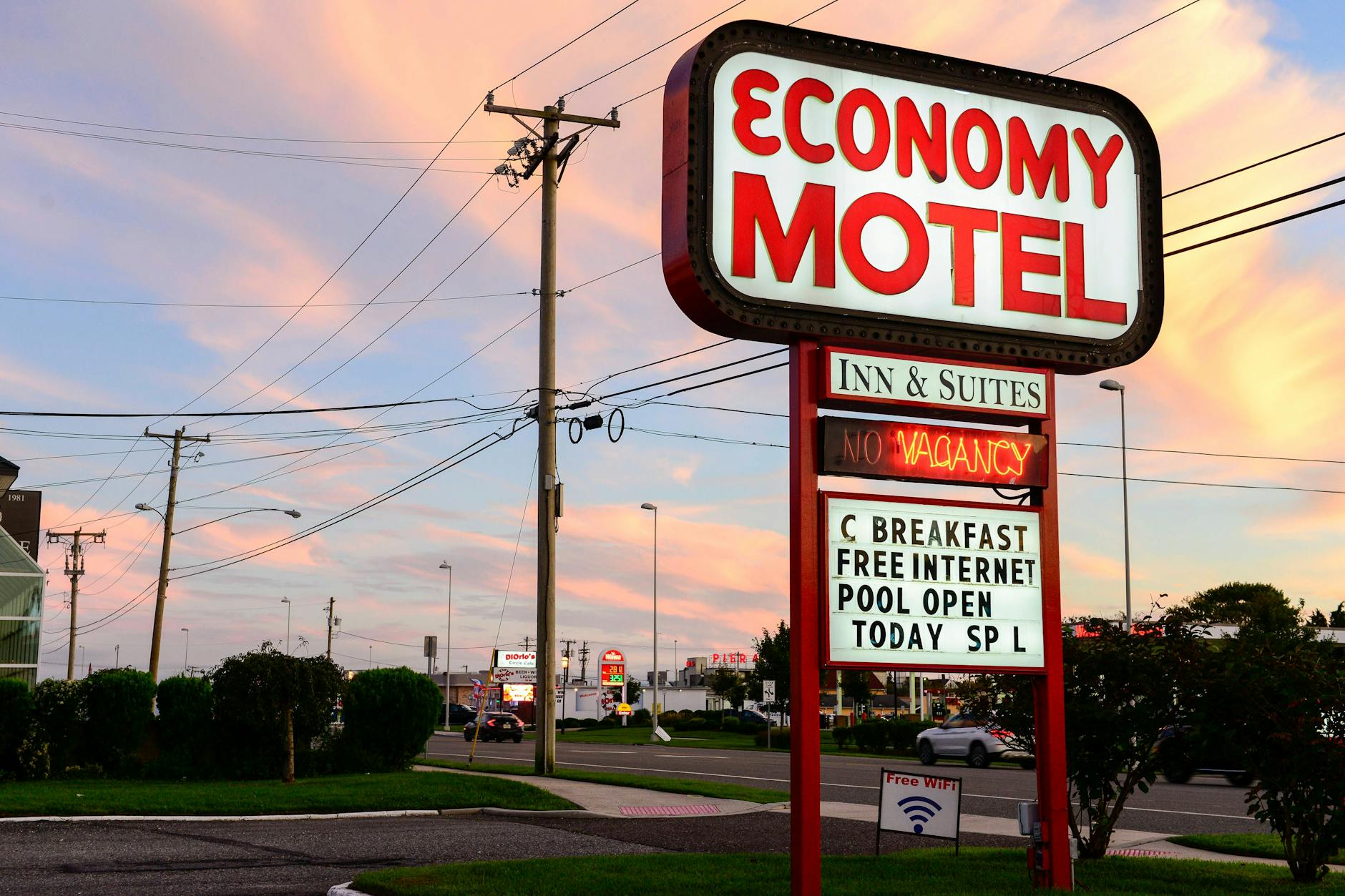 Zwischen Tankstellen, Fast-Food-Ketten und Motels wirkt Amerika, als würde es auf etwas warten.