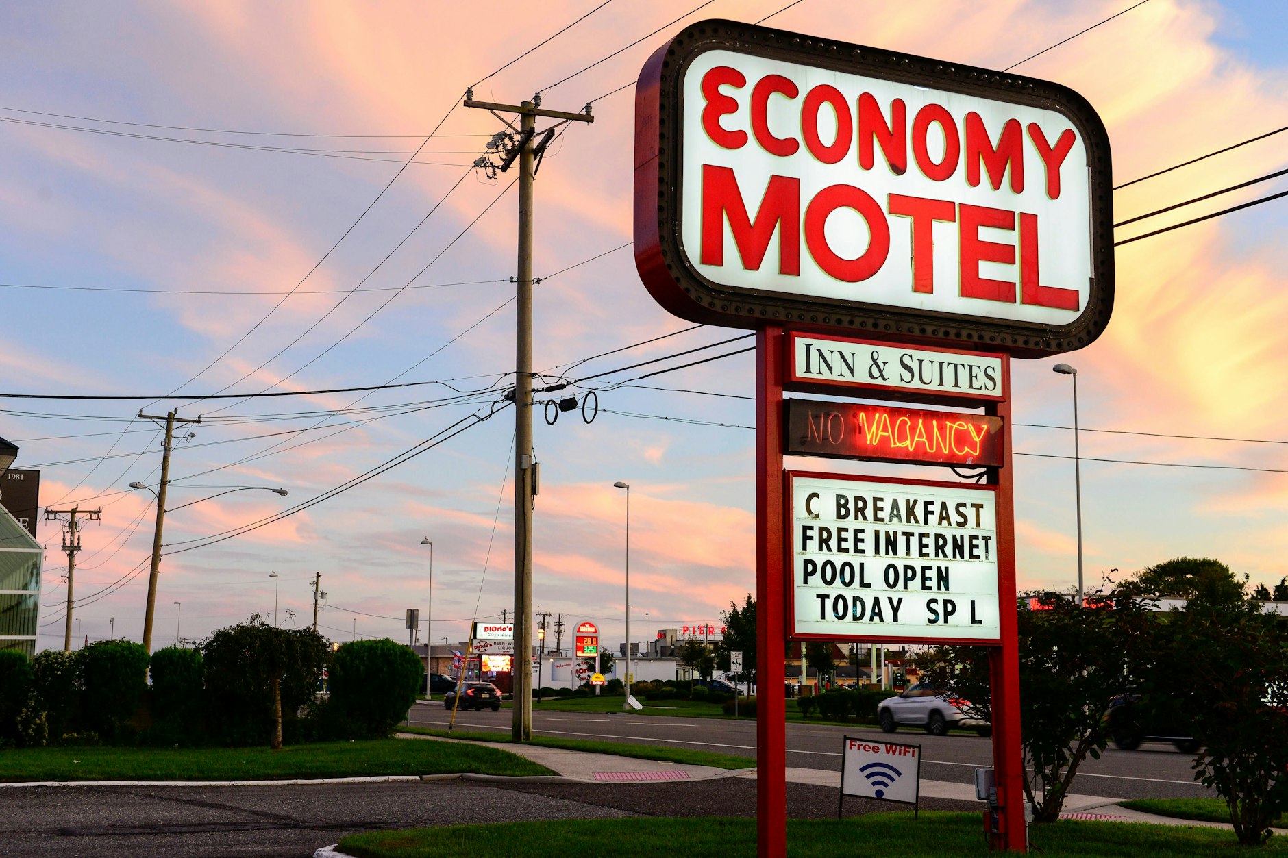 Zwischen Tankstellen, Fast-Food-Ketten und Motels wirkt Amerika, als würde es auf etwas warten.