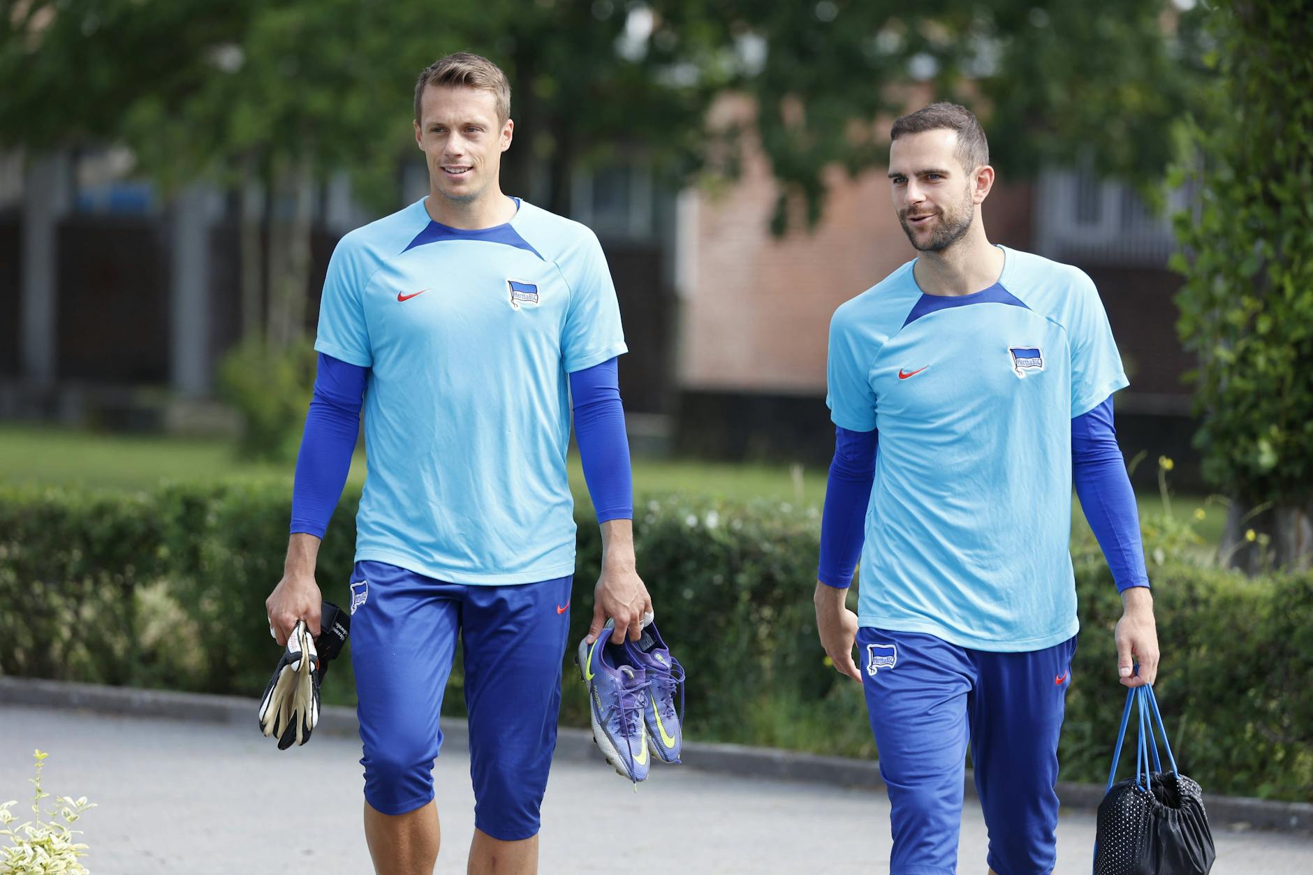 Alexander Schwolow und Marius Gersbeck (r.) trainierten zum Start der Saison 2023/24 für kurze Zeit gemeinsam bei Hertha BSC. Kurze Zeit später wechselte Schwolow zum 1. FC Union.