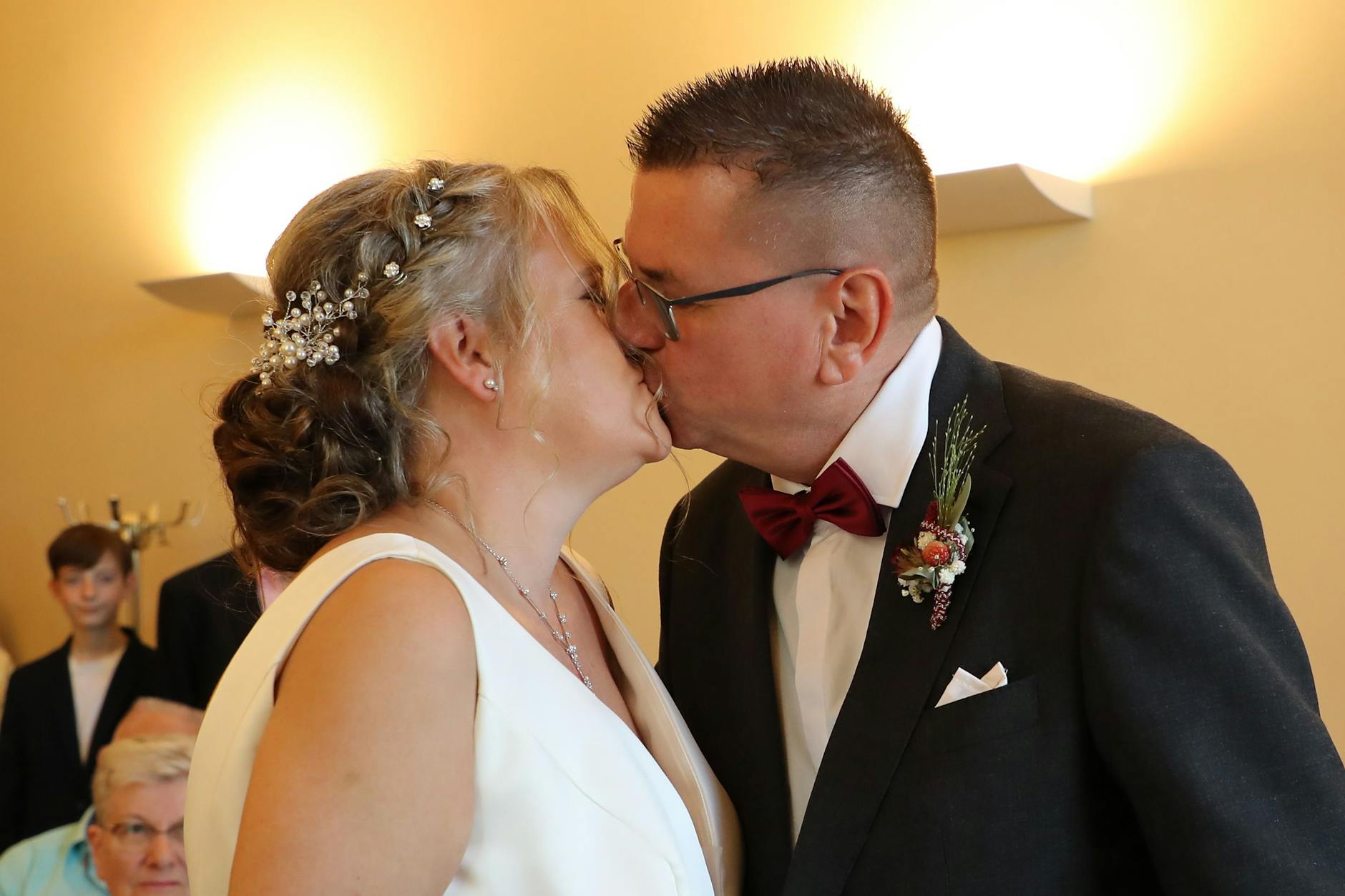 Mit dem Kuss vorm Traualtar war der Bund fürs Leben von Sven Radicke und seiner Kathrin endgültig besiegelt.