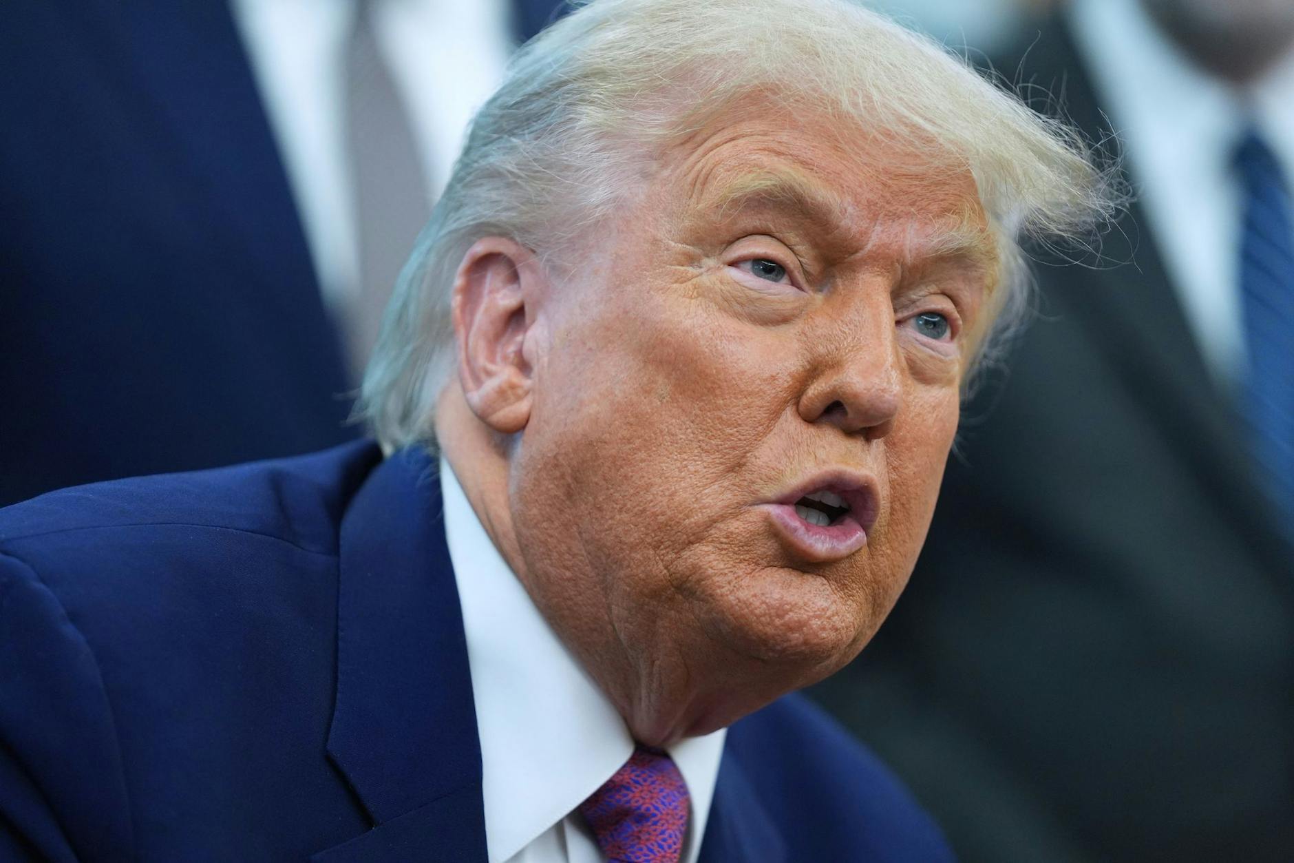 US-Präsident Donald Trump spricht im Oval Office im Weißen Haus.