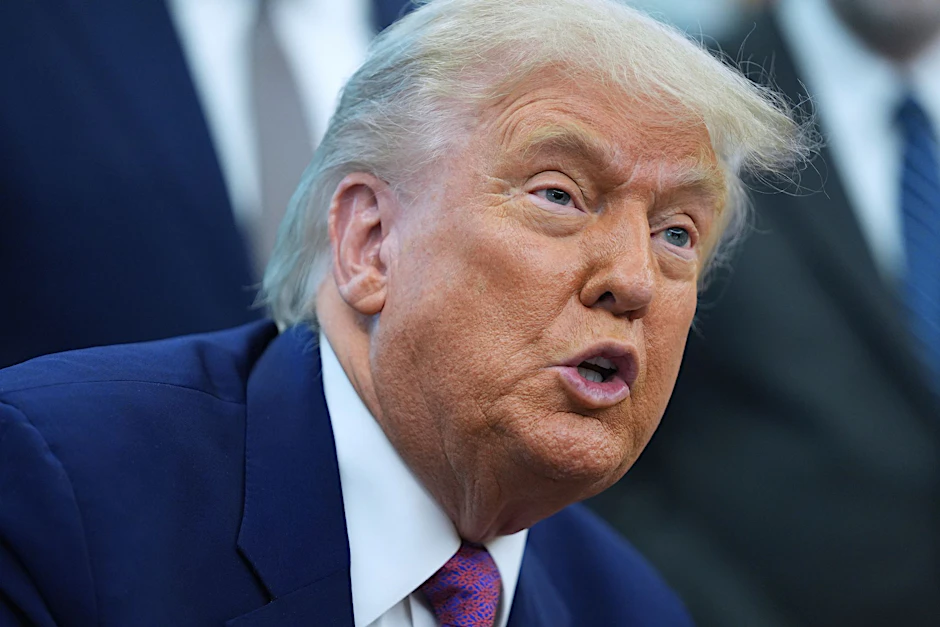 US-Präsident Donald Trump spricht im Oval Office im Weißen Haus.