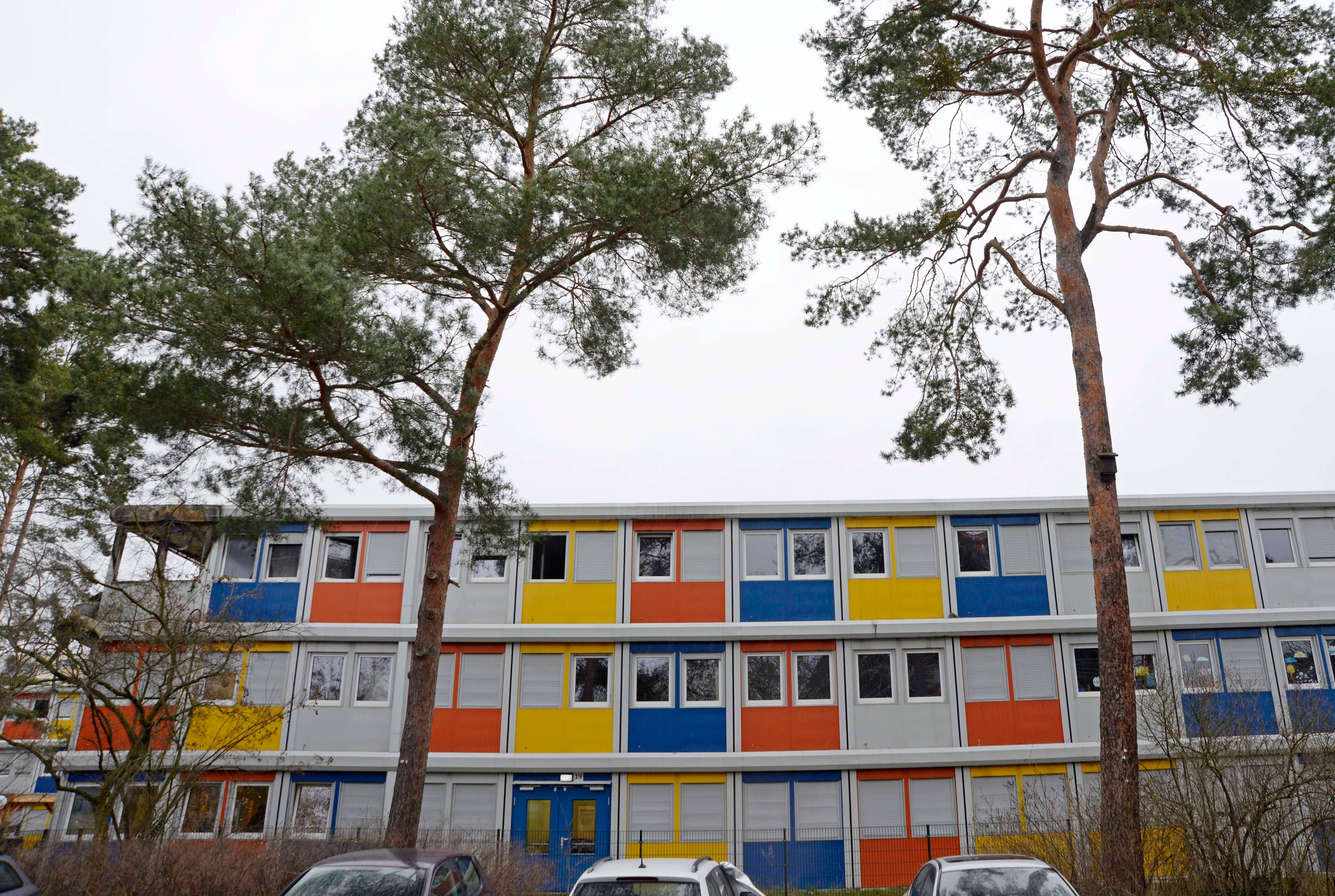 Flüchtlinge gehen: Berlins ältestes Containerdorf wird plattgemacht