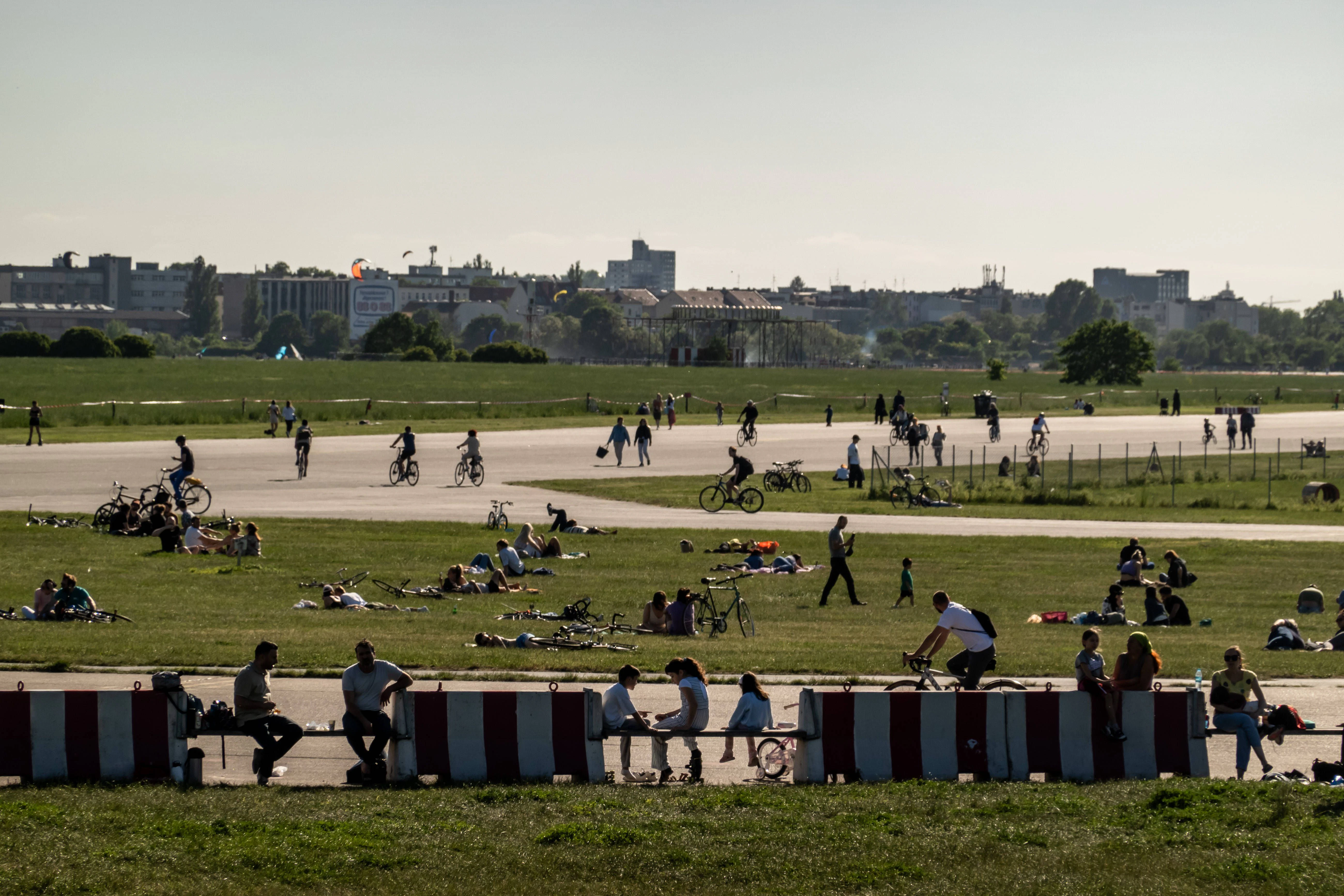 Menschen genießen einen sonnigen Tag am Tempelhofer Feld im Mai 2024.