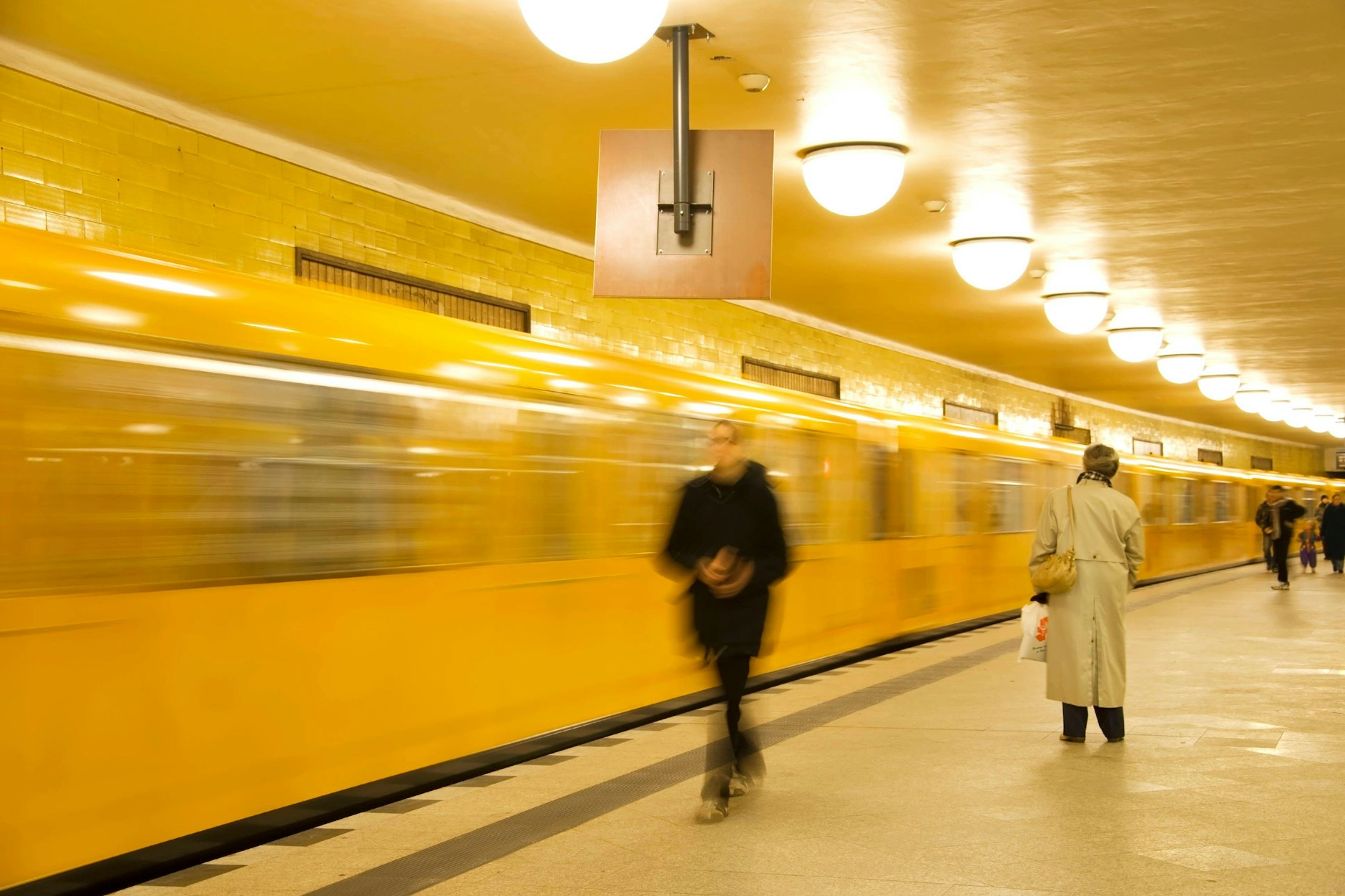 Eine U-Bahn der Linie U8 verlässt den U-Bahnhof Jannowitzbrücke in Mitte. Die BVG muss auf Geld vom Land Berlin verzichten – unter anderem wegen schlechter Leistungen.