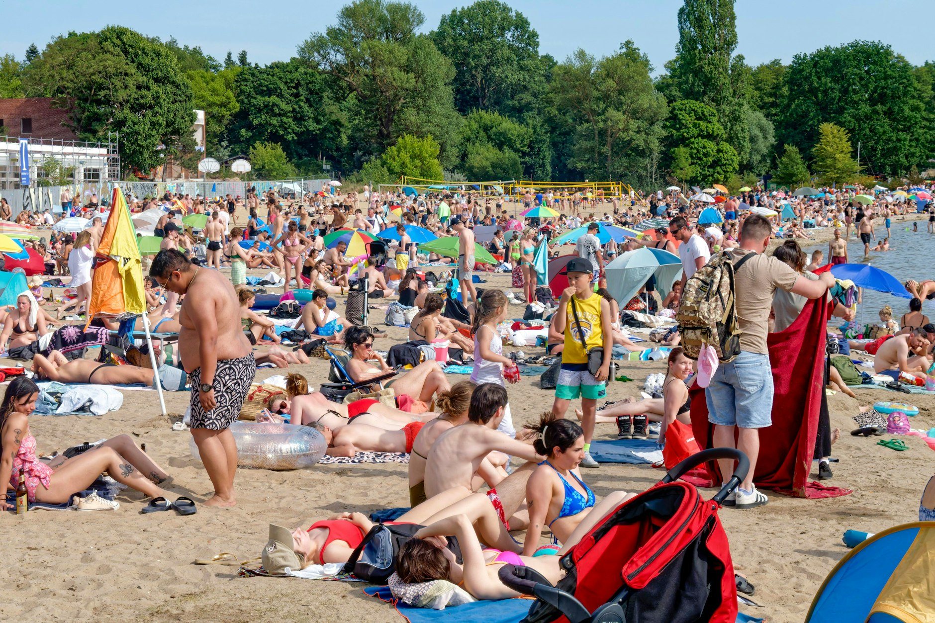Überfüllt: So wie am Müggelsee sah es in den meisten Strand- und Freibädern am Sonntag in Berlin und Brandenburg aus