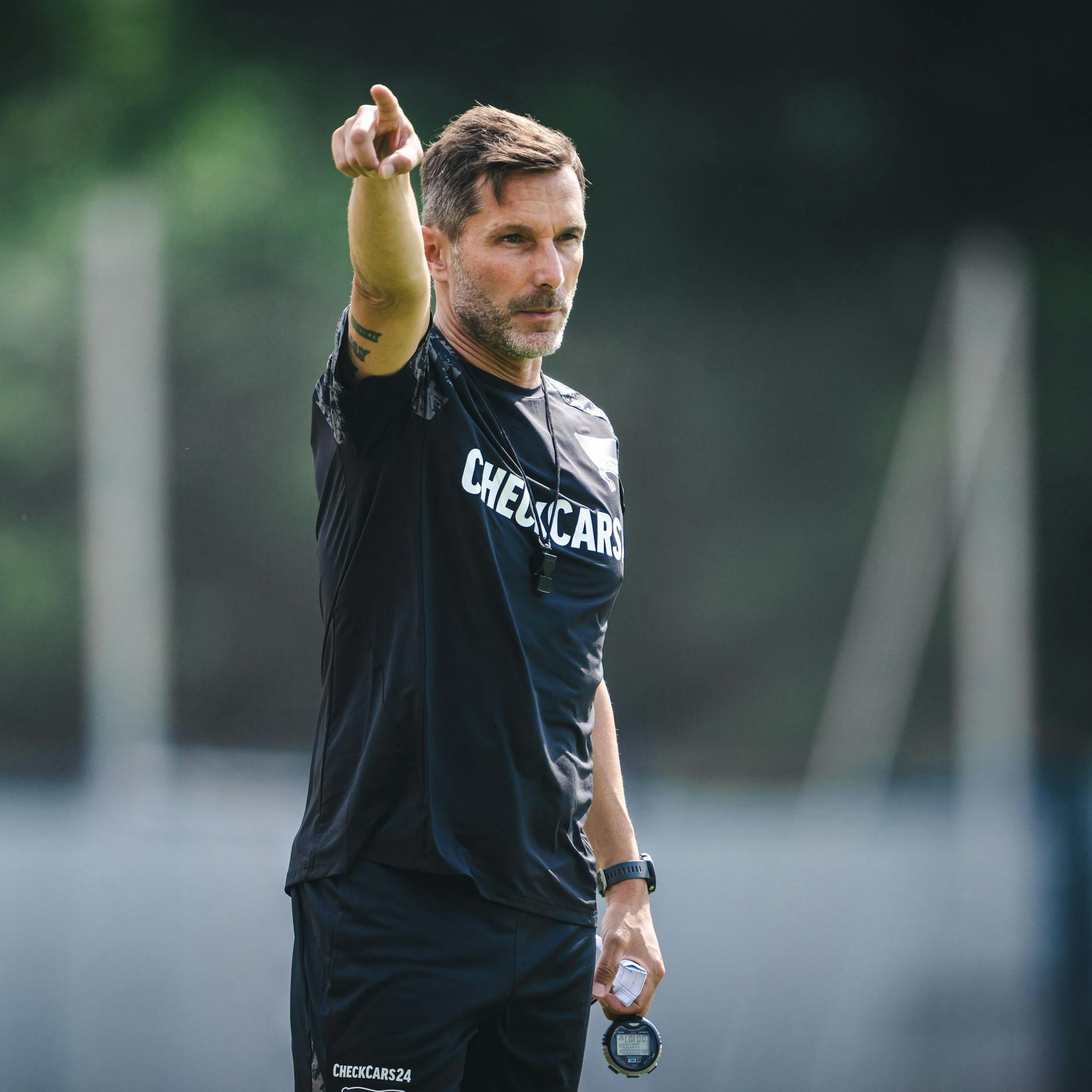 Trainer Stefan Leitl zeigt es an: Er will mit Hertha BSC nach oben.
