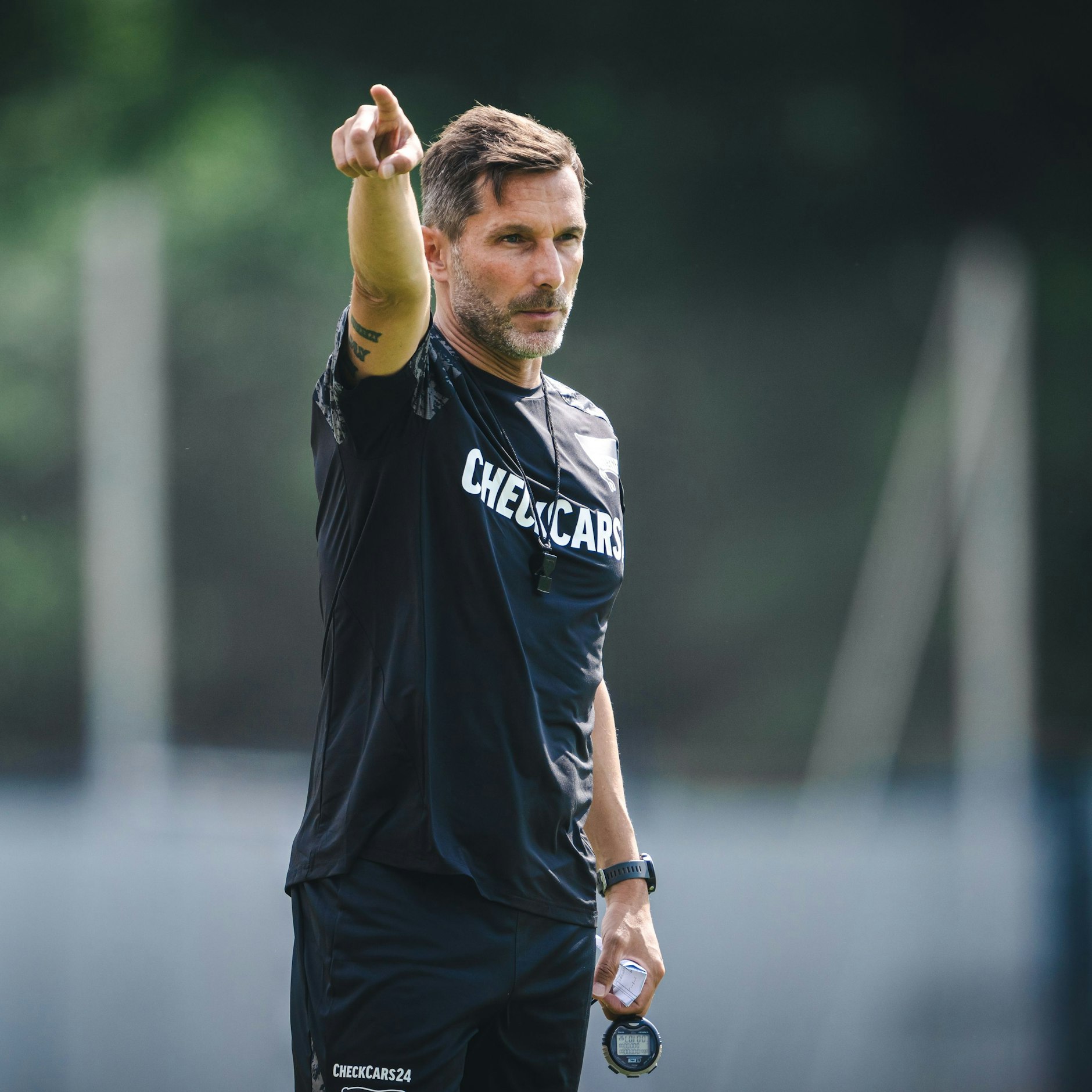 Trainer Stefan Leitl zeigt es an: Er will mit Hertha BSC nach oben.
