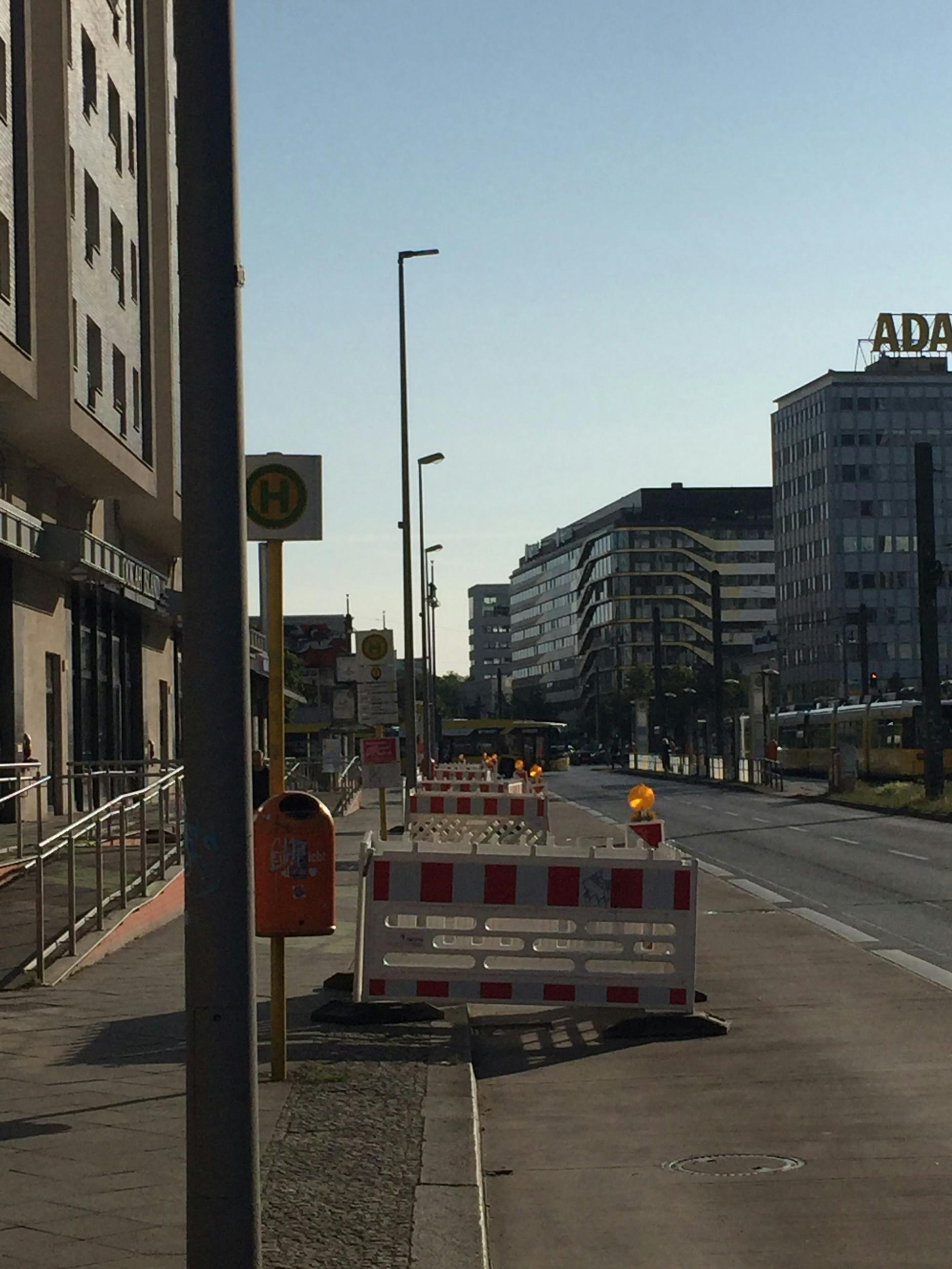 Die Busspur Richtung Brandenburger Tor ist wegen des Gully-Problems kaum noch befahrbar.