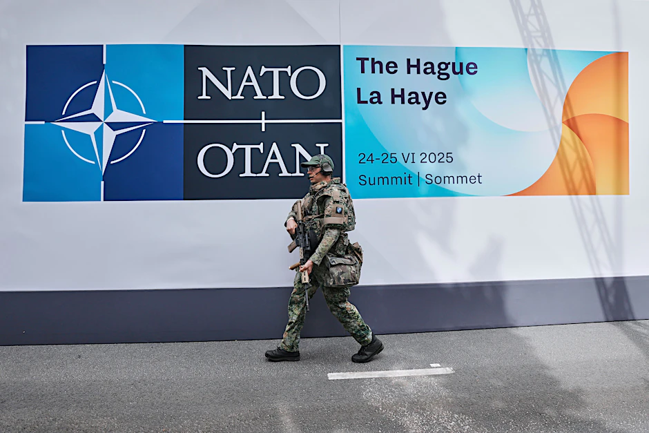 Sicherheitskräfte patrouillieren vor dem bevorstehenden Nato-Gipfel in Den Haag um den Veranstaltungsort.