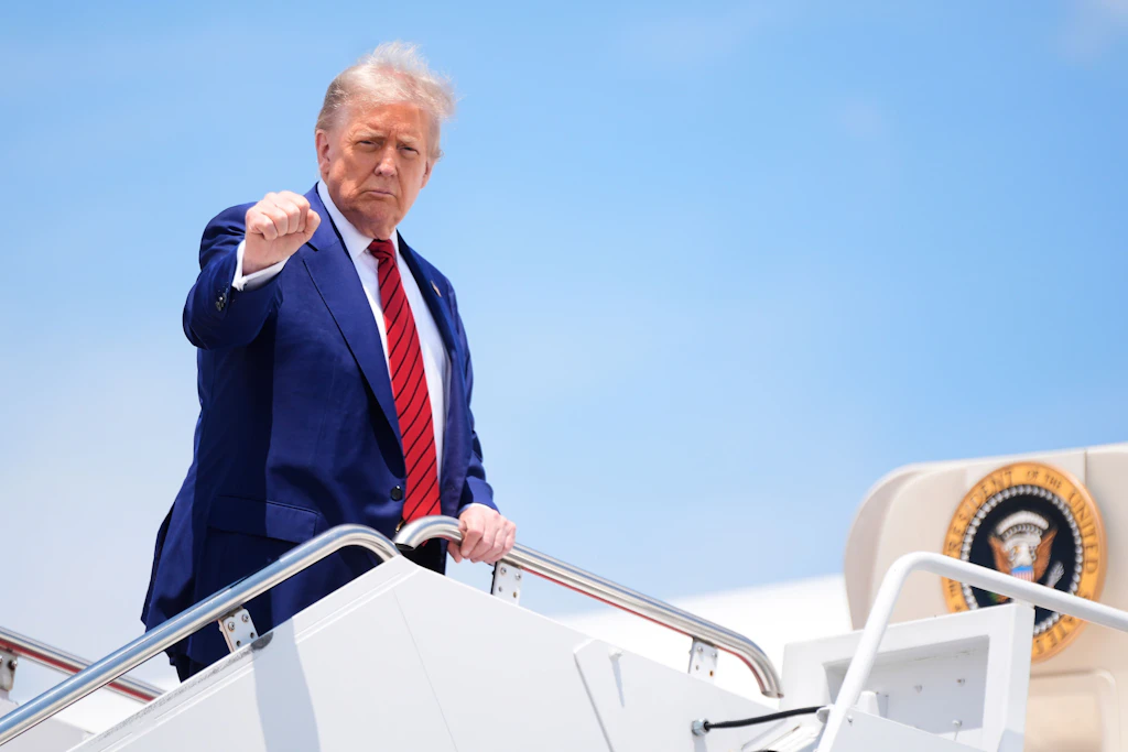 Trump schließt Regimewechsel im Iran nicht aus – Warnung an US-Amerikaner weltweit