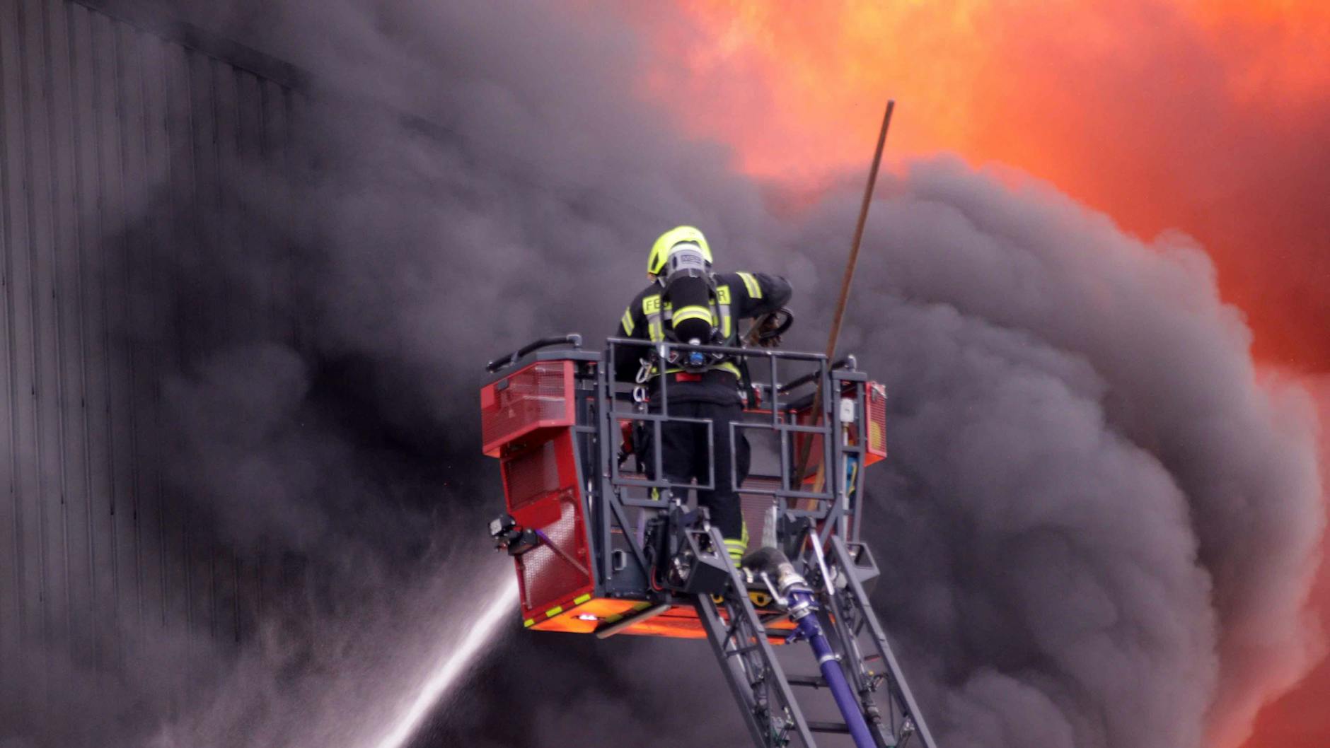200 Rettungskräfte waren im Einsatz, um das Feuer in Karstädt unter Kontrolle zu bekommen.