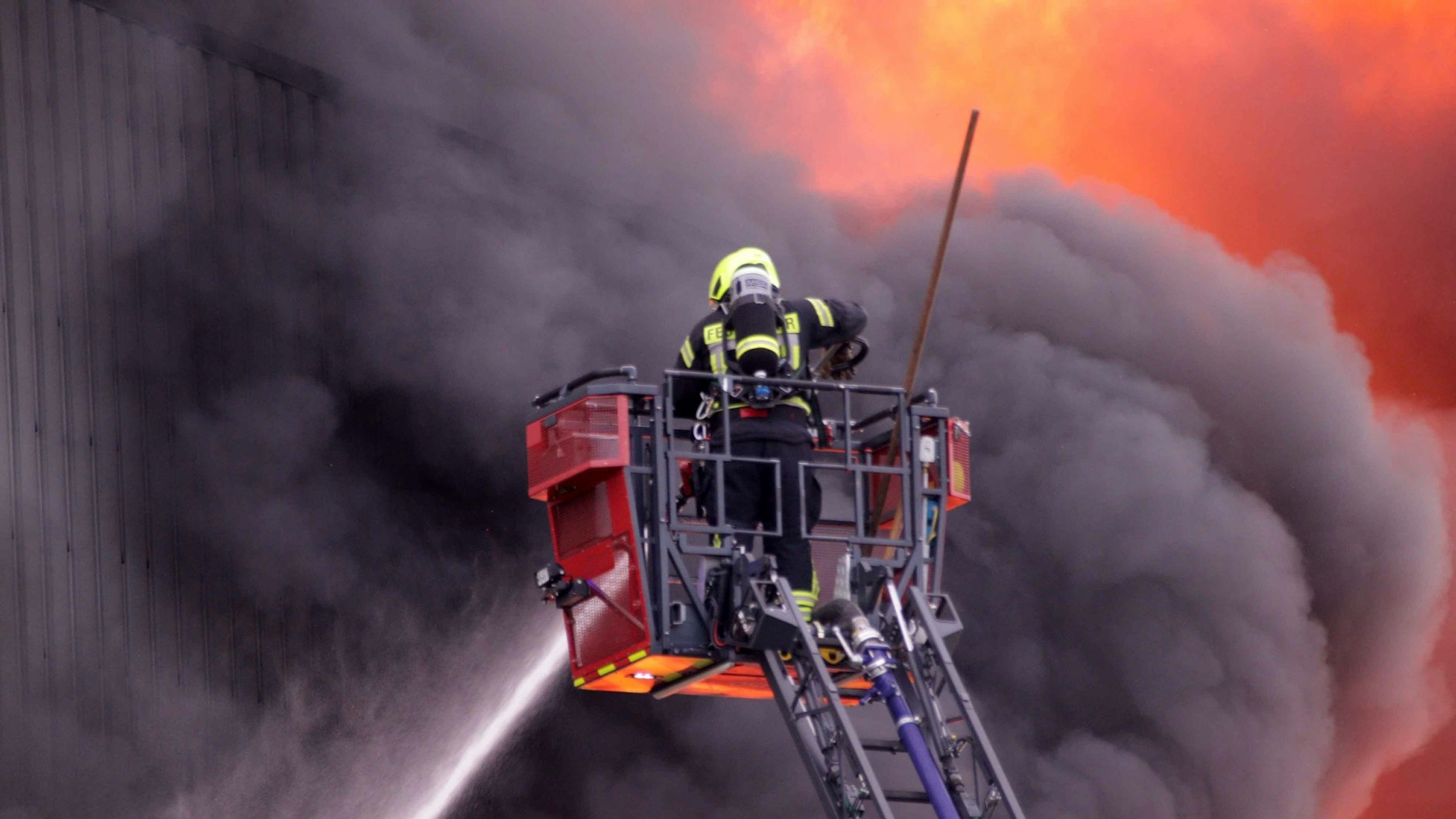 200 Rettungskräfte waren im Einsatz, um das Feuer in Karstädt unter Kontrolle zu bekommen. 