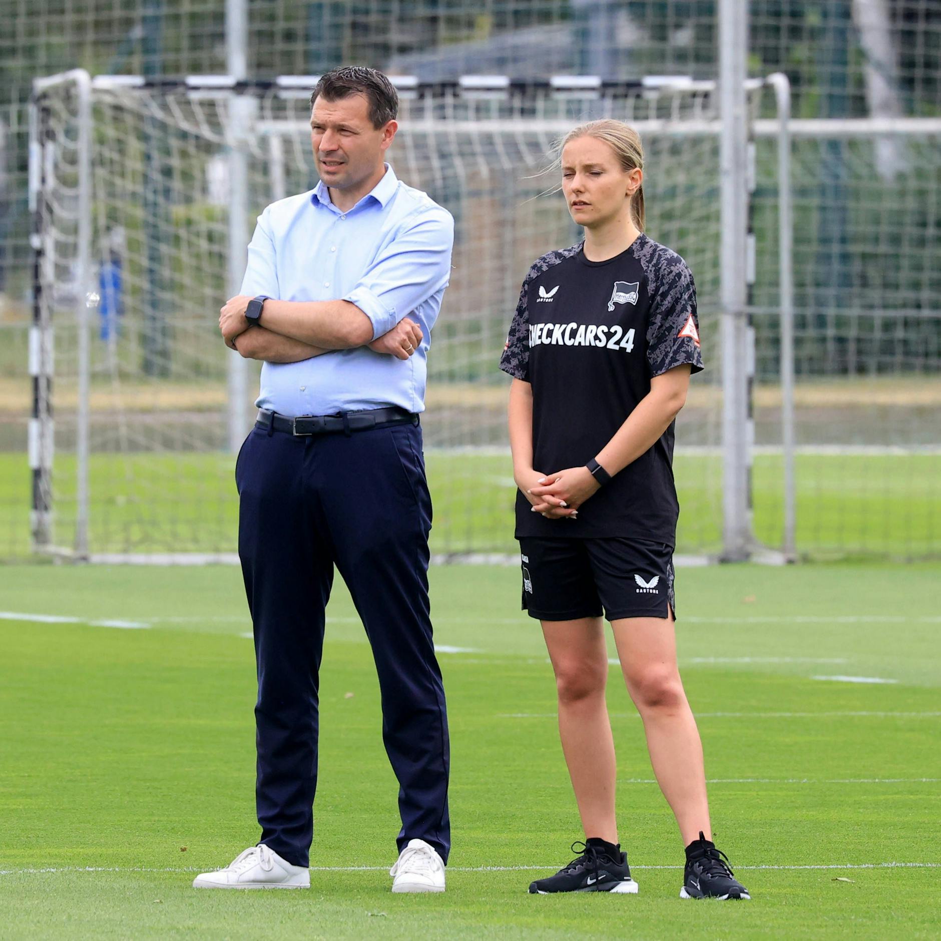 Sportdirektor Benjamin Weber und Sportpsychologin Paula Isringhausen beobachten das Training der Hertha-Profis.