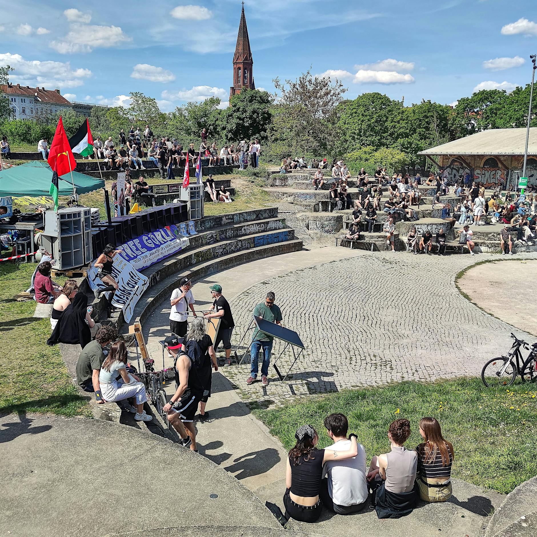 Görlitzer Park in Kreuzberg: Wie sich die Polizei beim Zaunbau verhalten wird